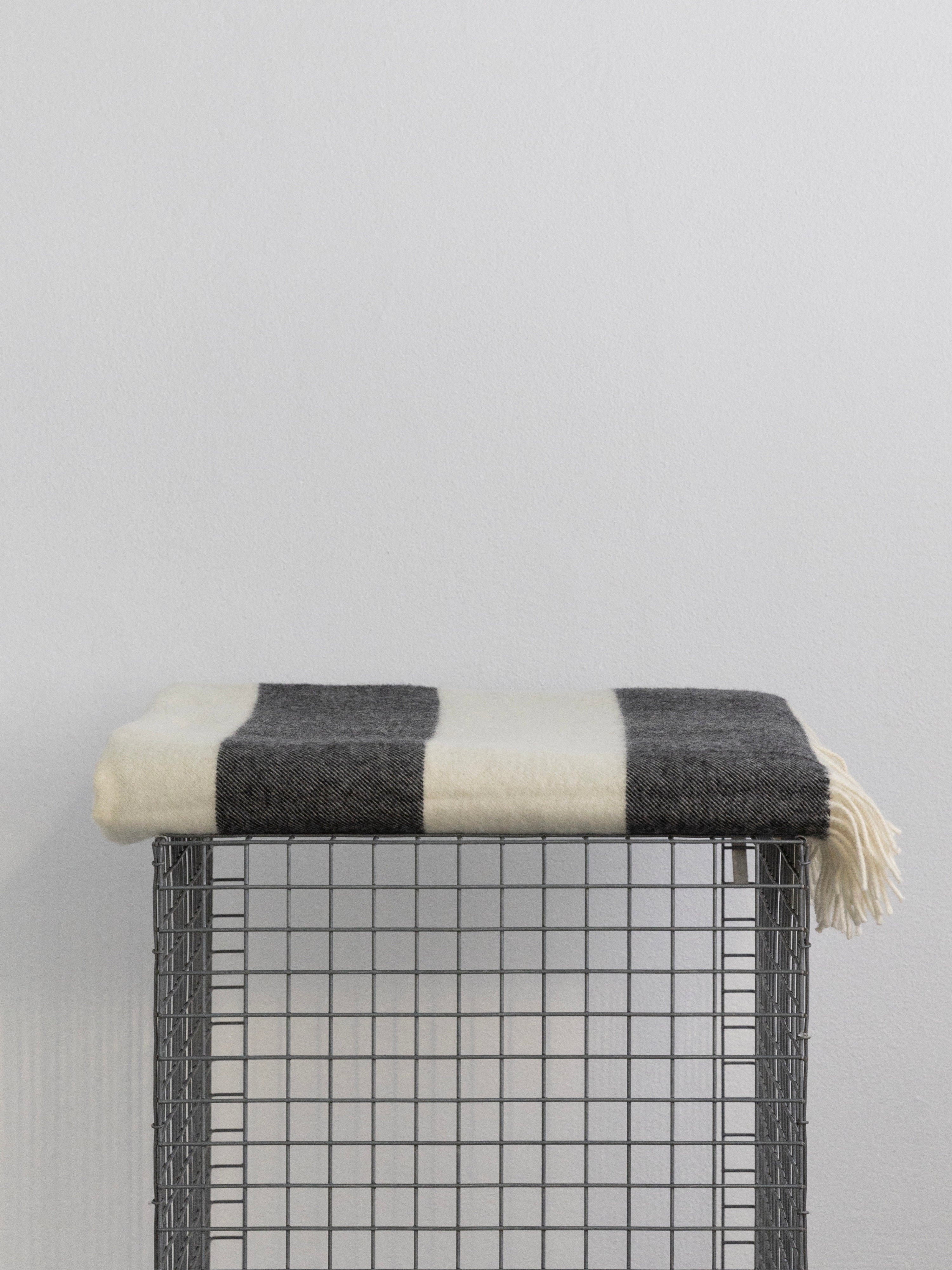 The Sweater Plaid - Black