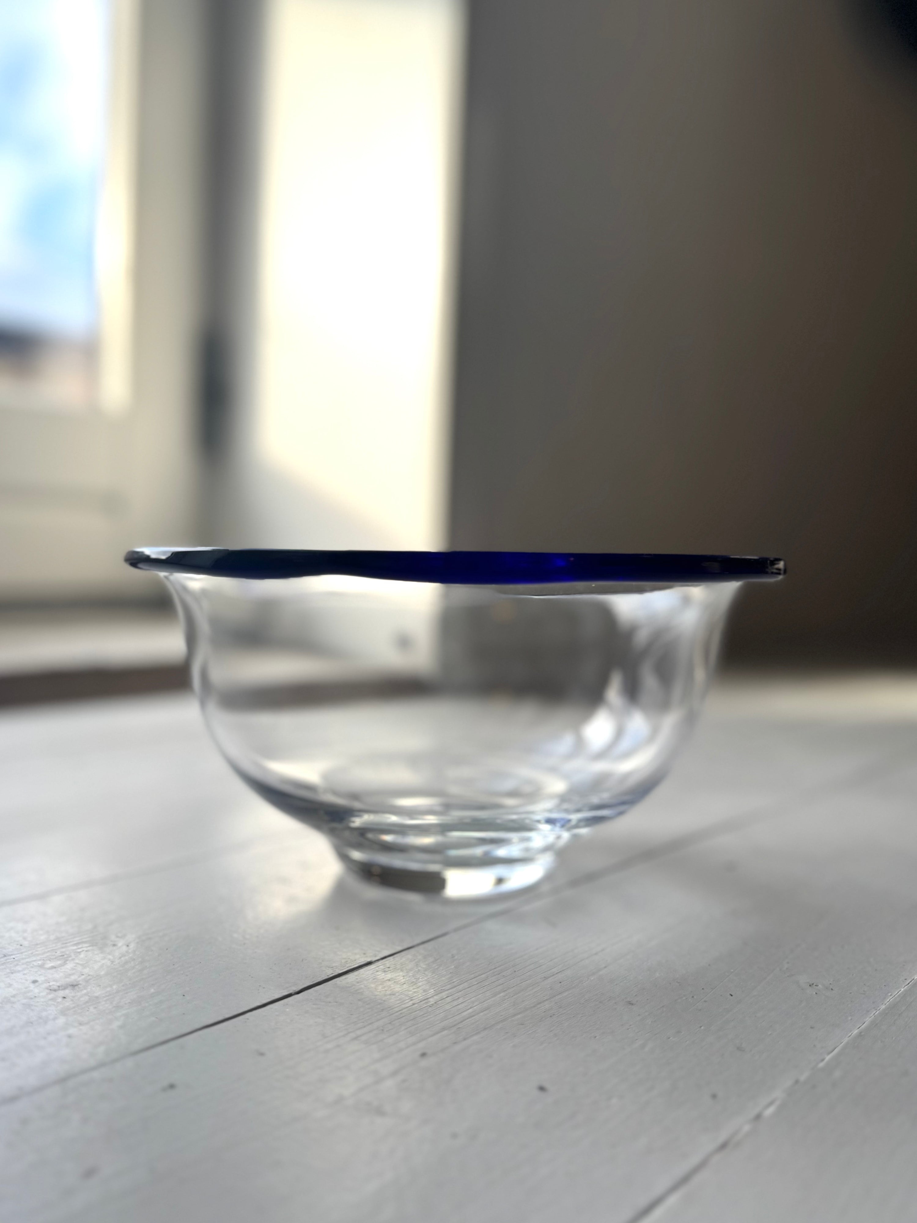 Glas skål m. mørkeblå kant
