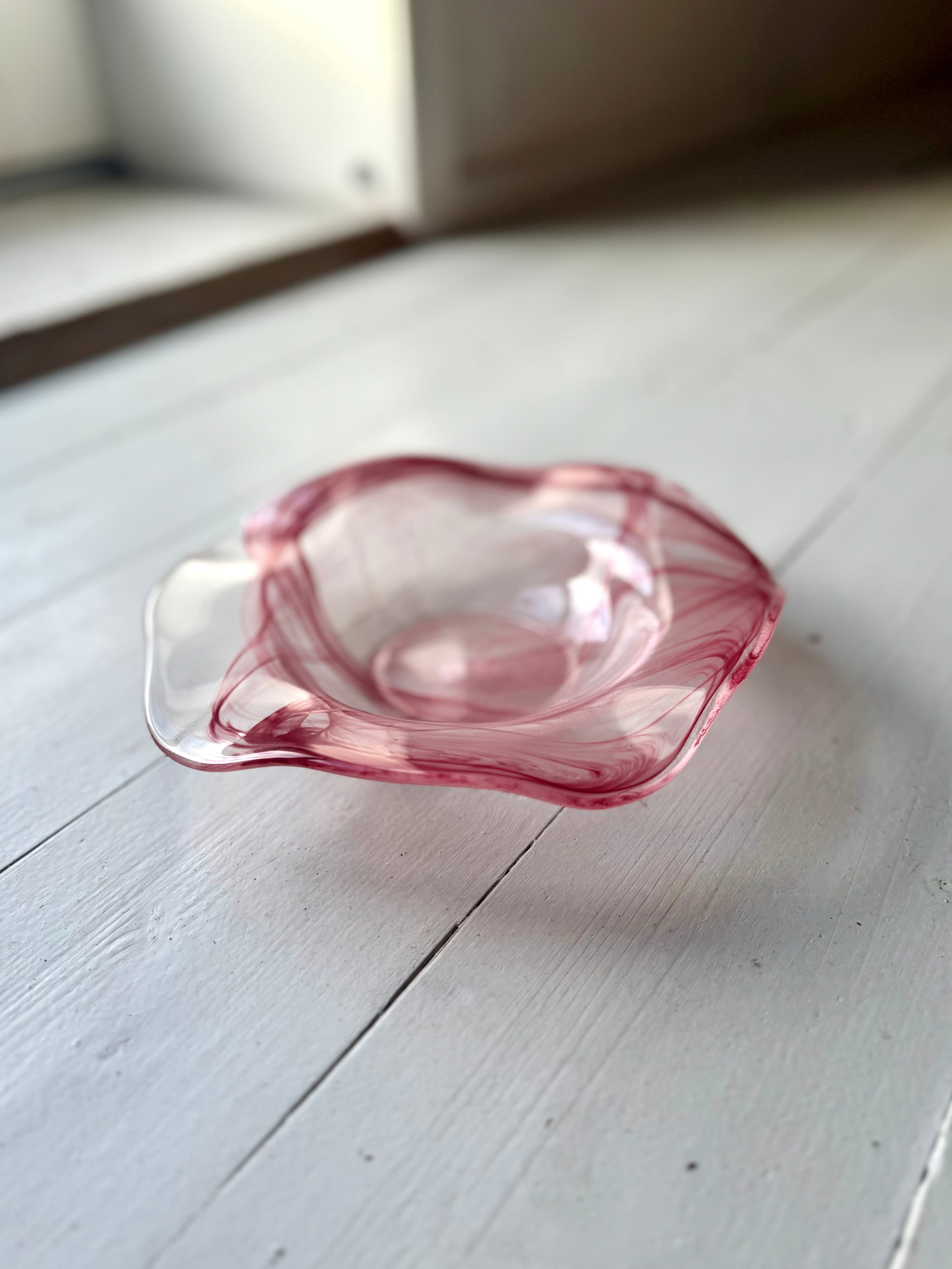 Rødlig glas skål