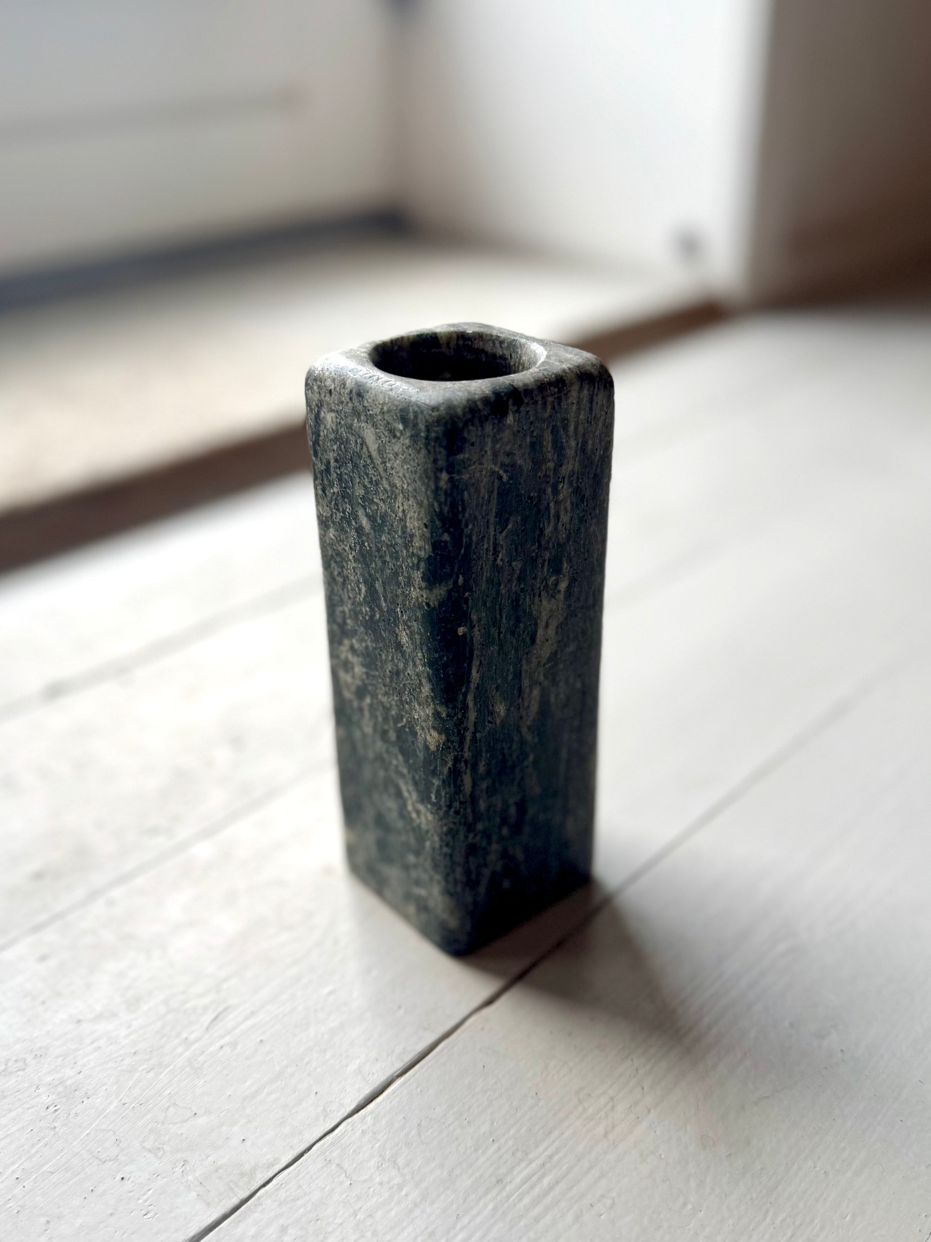 Vase i mørk marmor