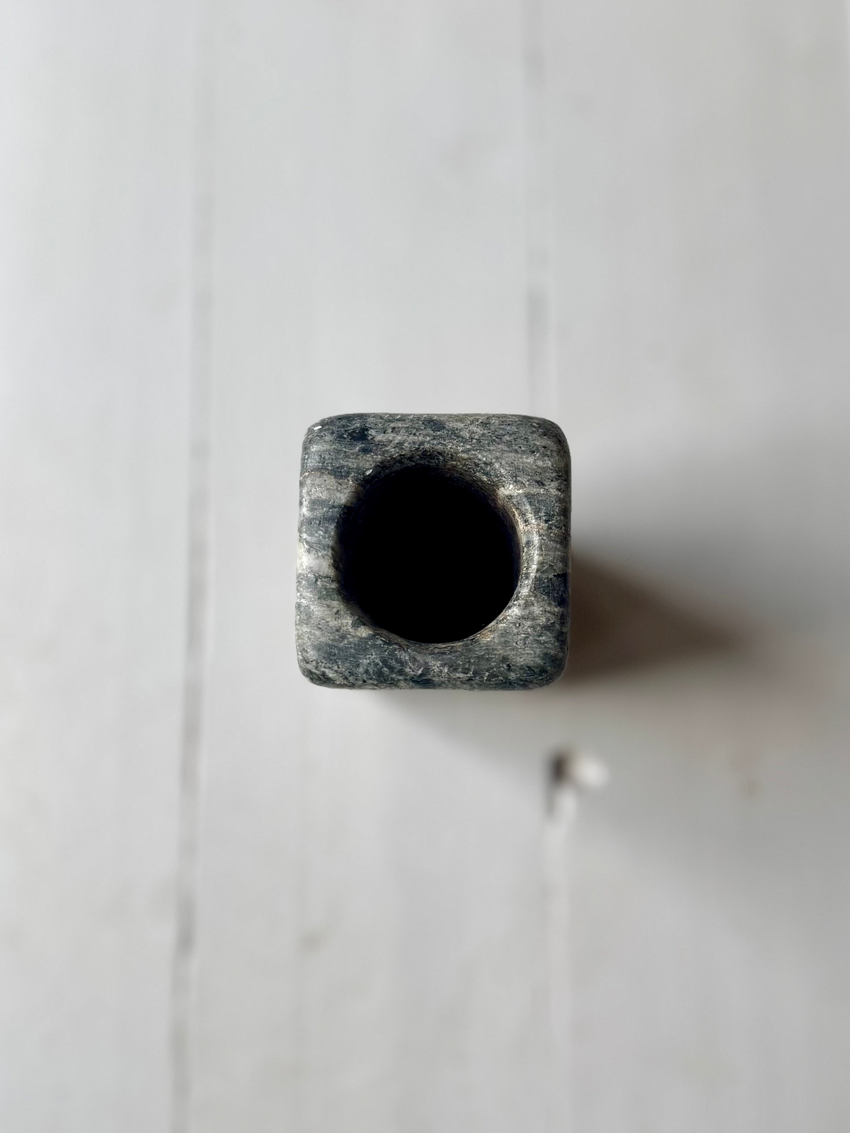 Vase i mørk marmor