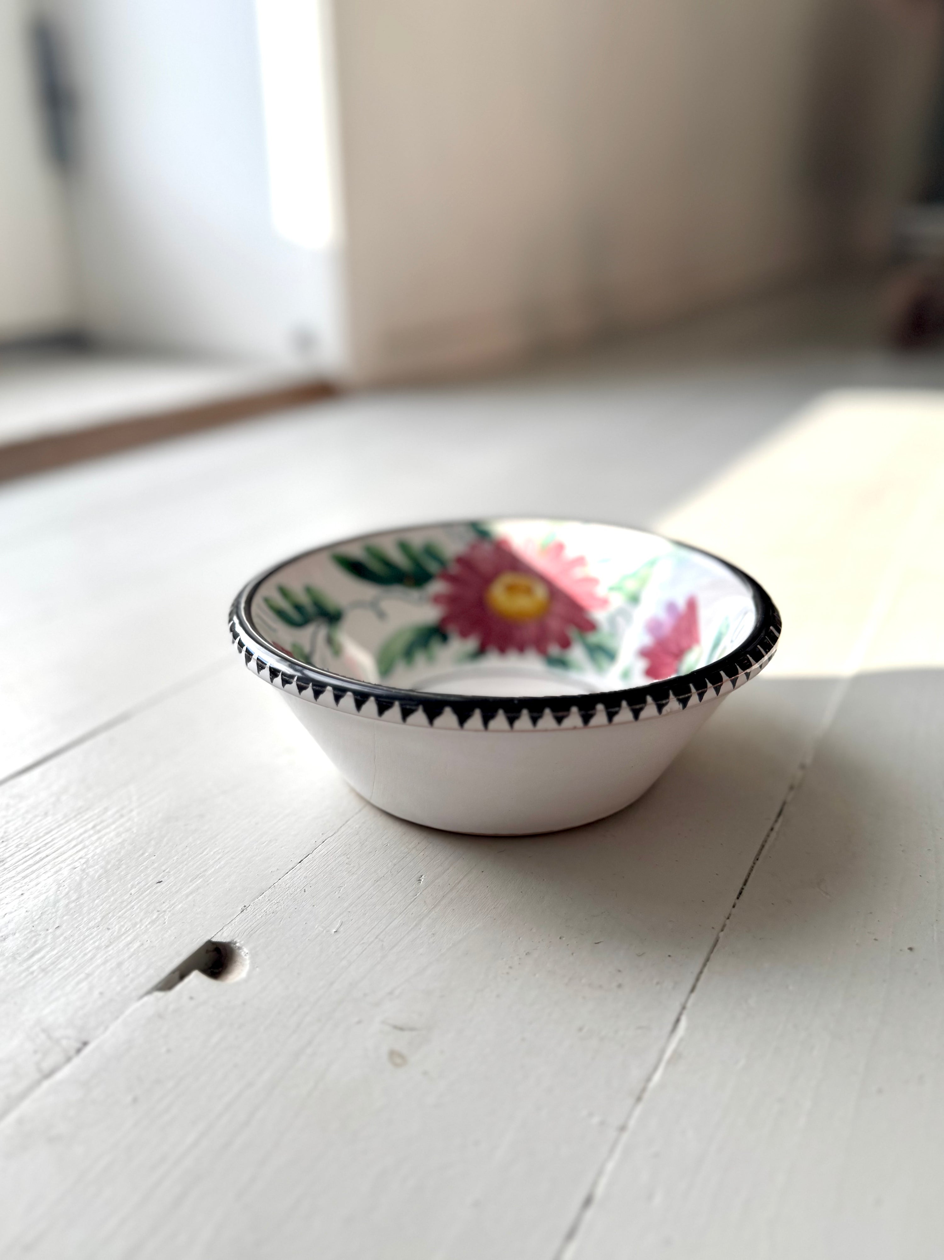 Rund skål med lyserøde blomster