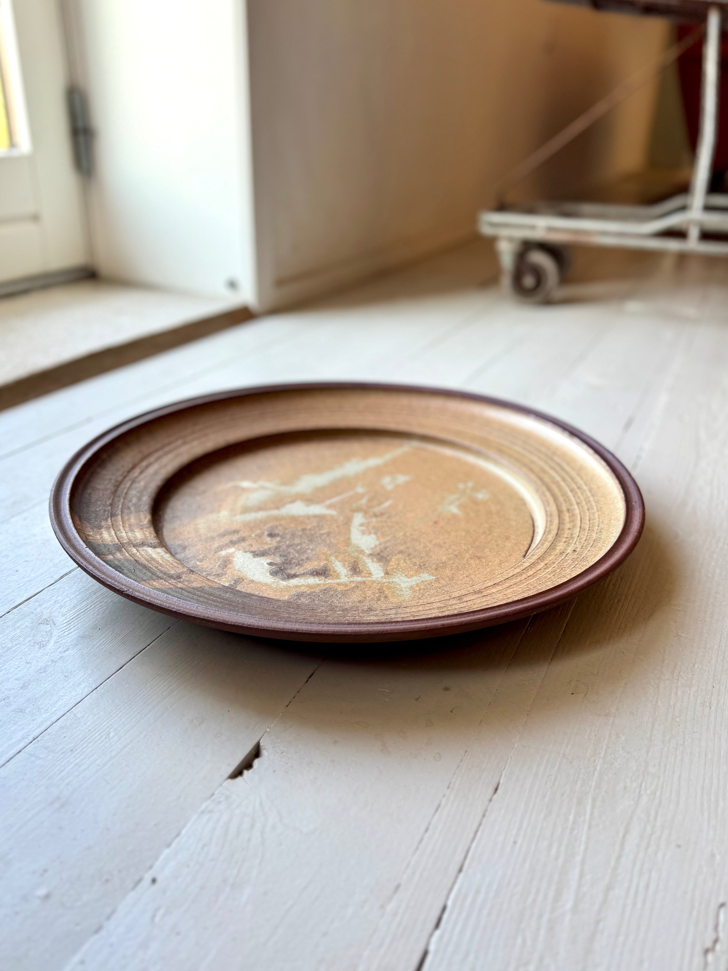 Stor brunlig fad i stentøj keramik