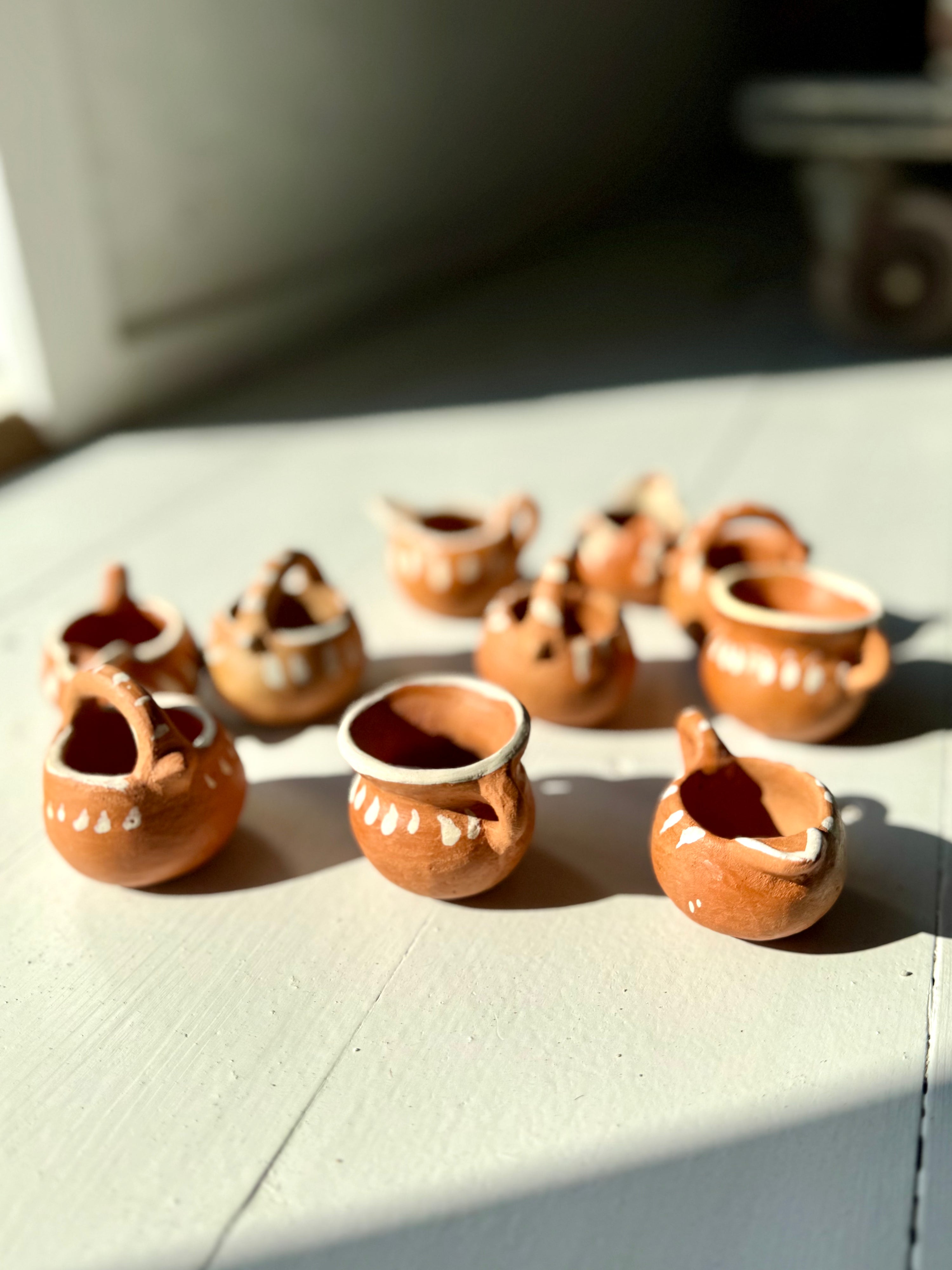 Mini-keramik skål i rødler med tud