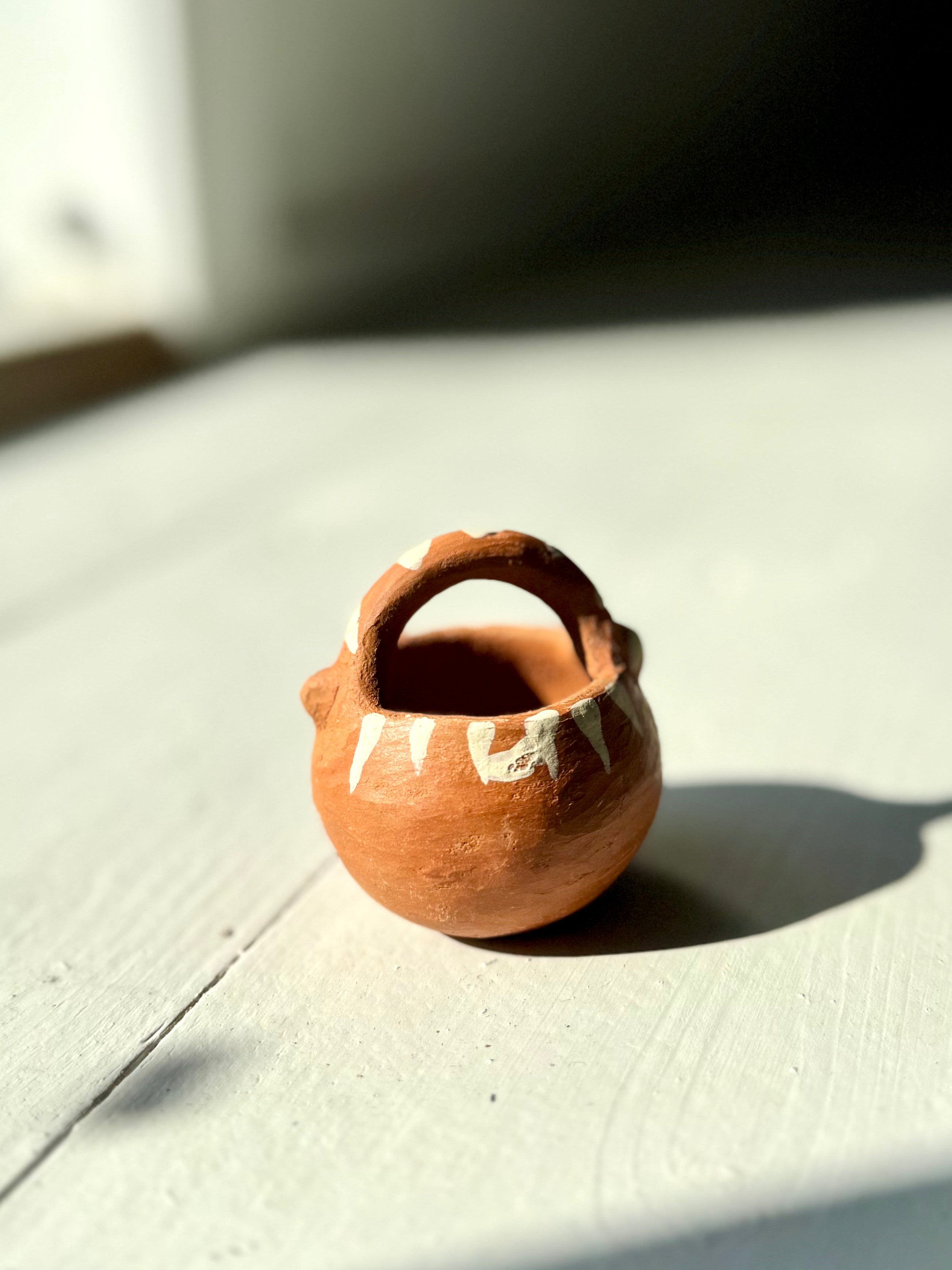 Mini-keramik skål i rødler med hank