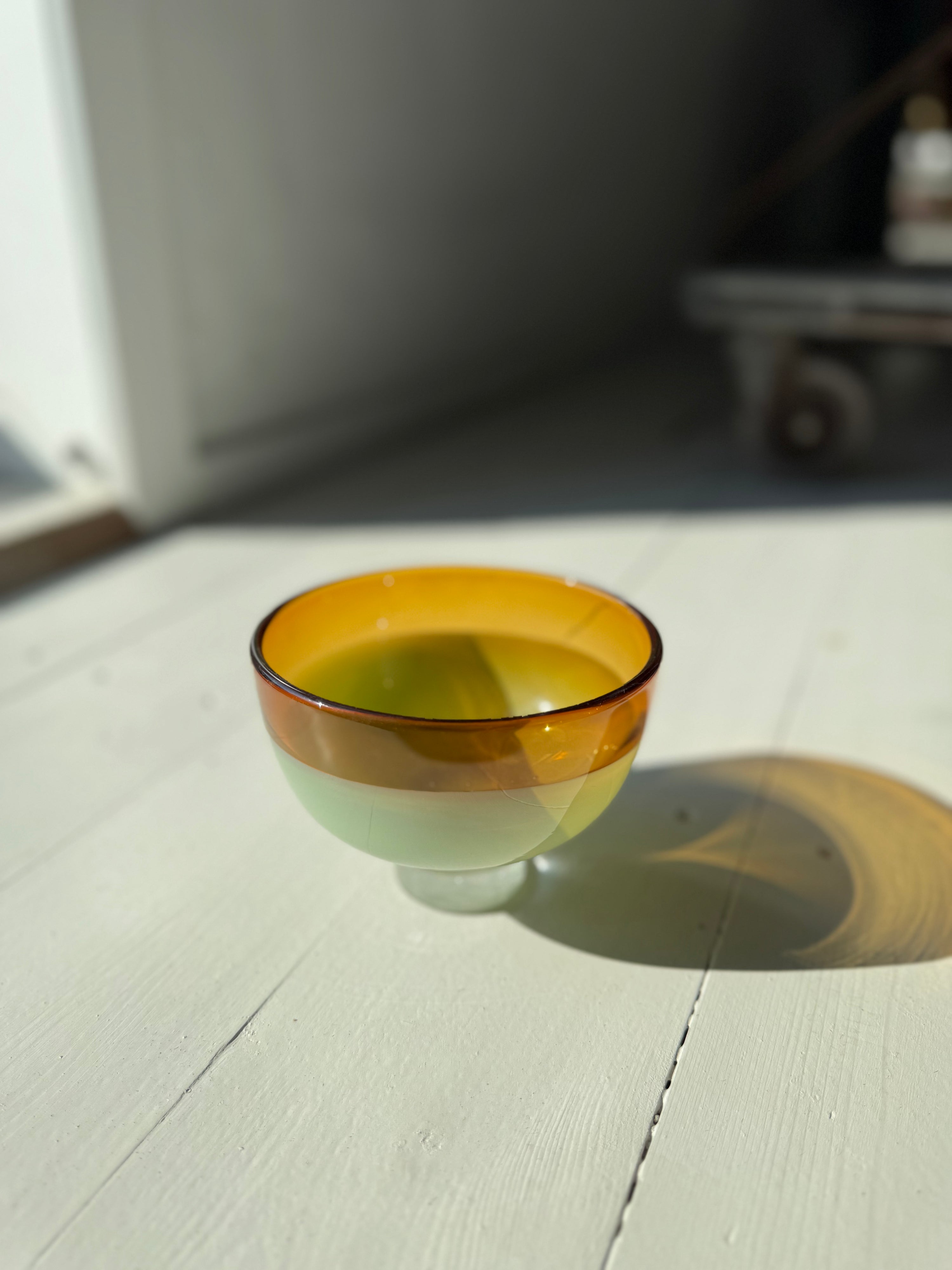 Glas skål i gulige nuancer