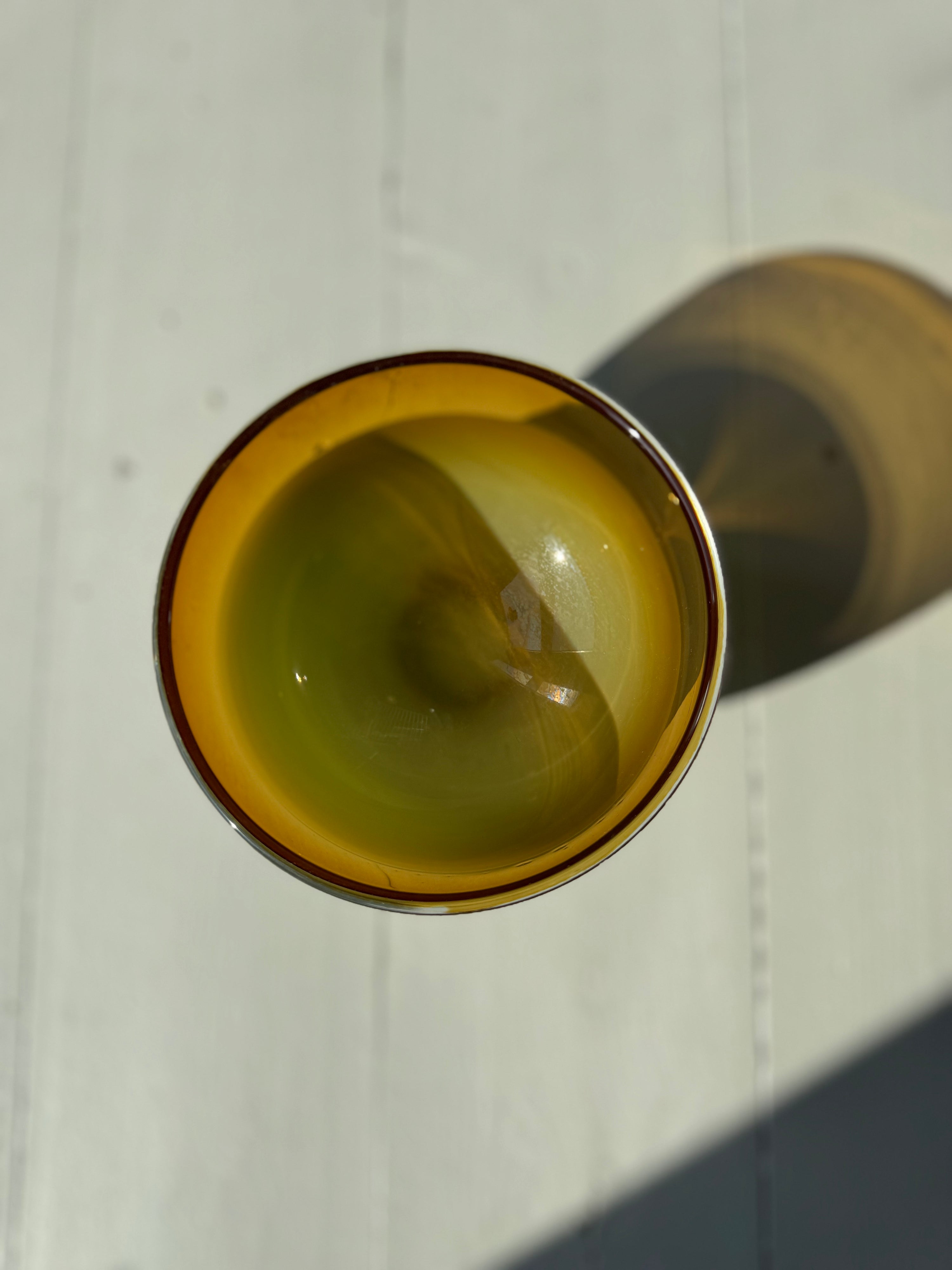 Glas skål i gulige nuancer