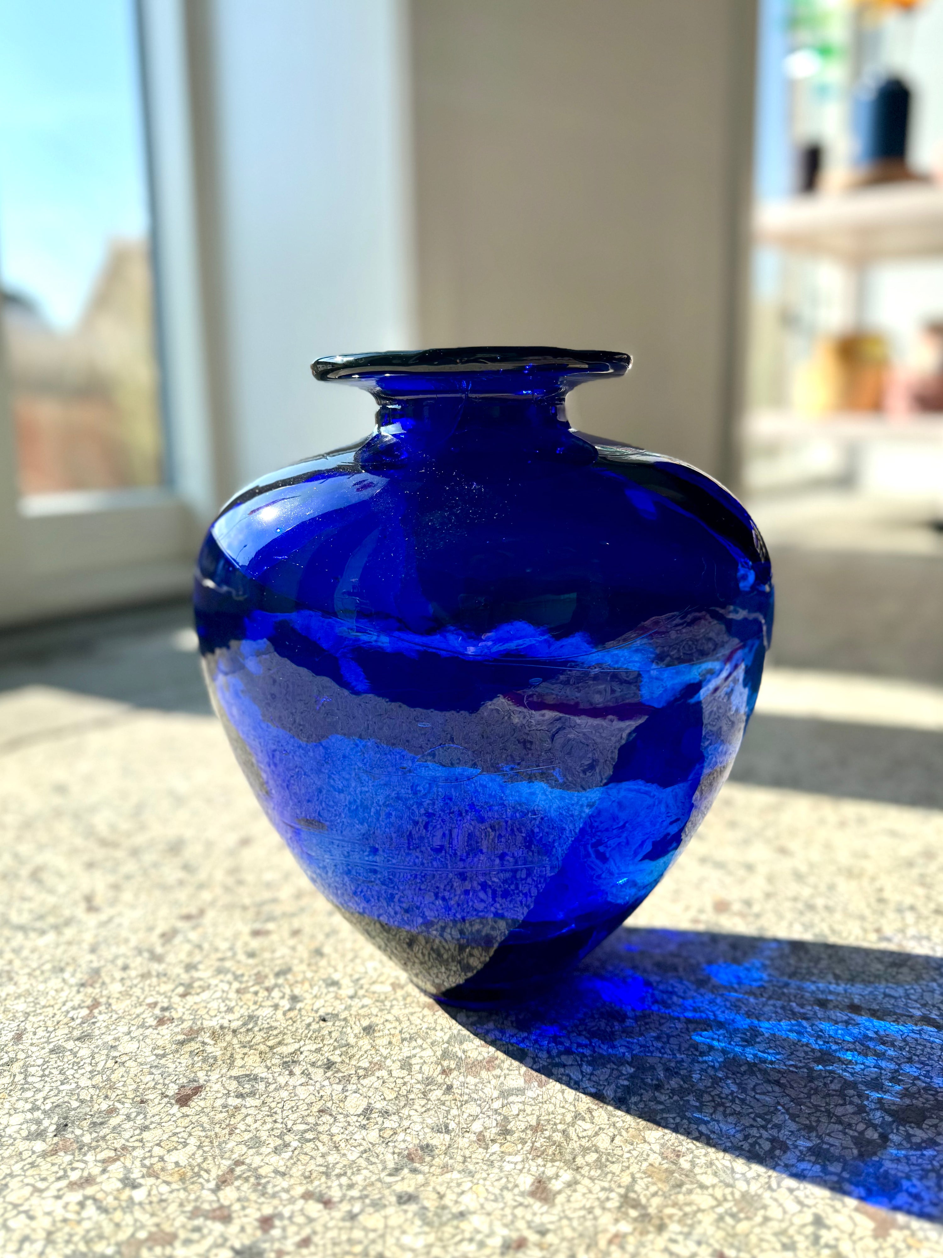 Blå glasvase i smuk form