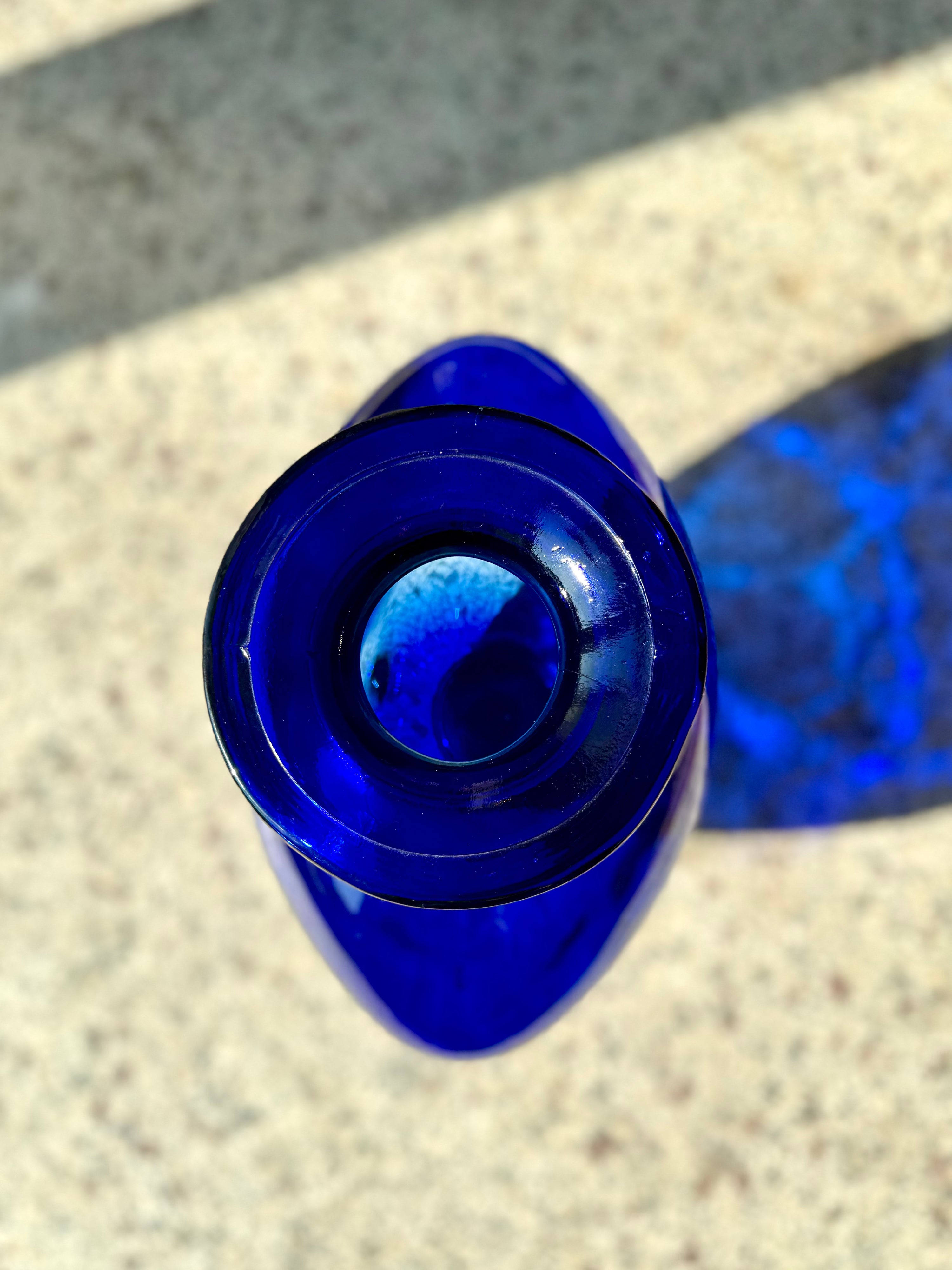 Blå glasvase i smuk form