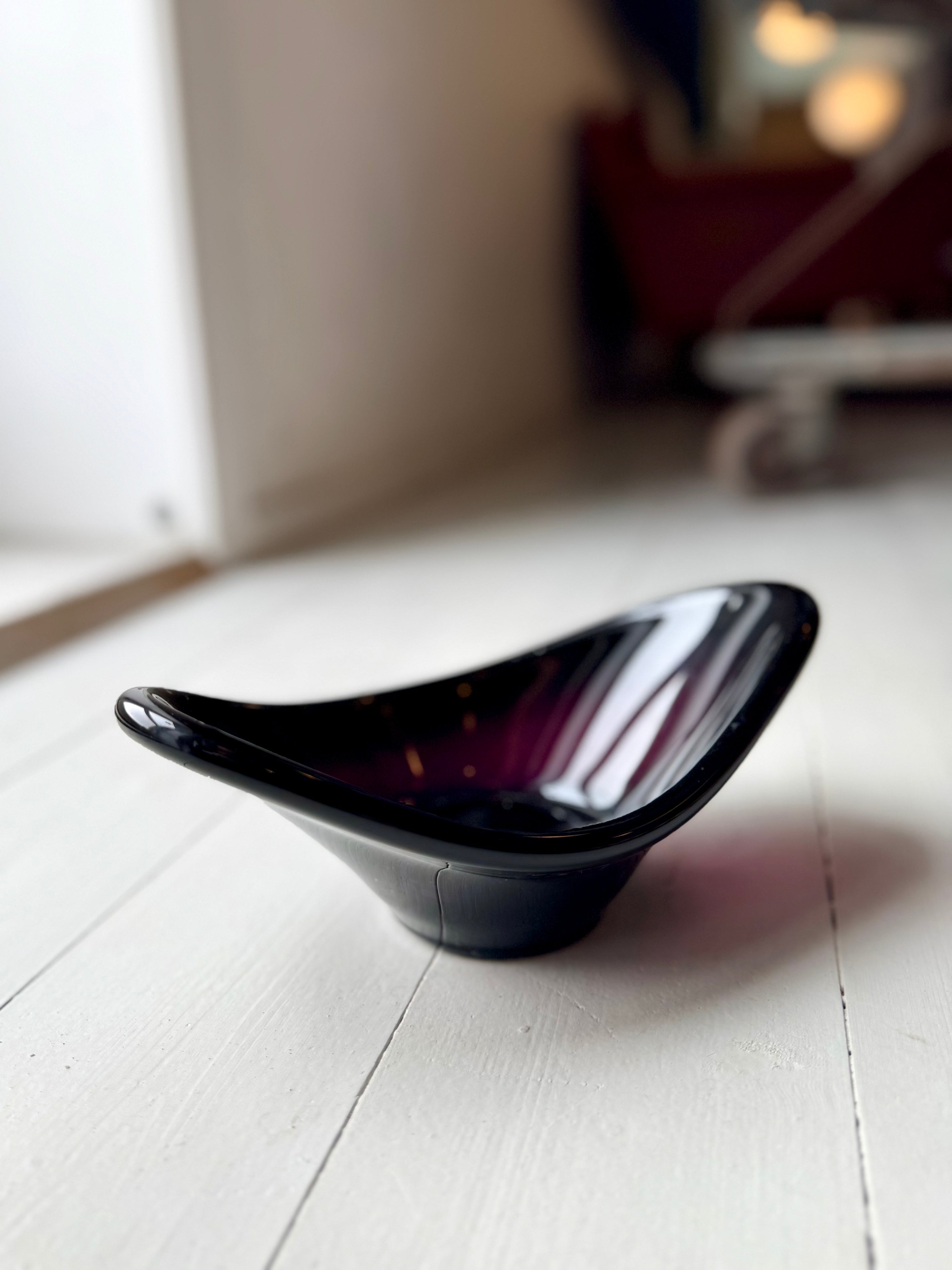Glas skål i lilla