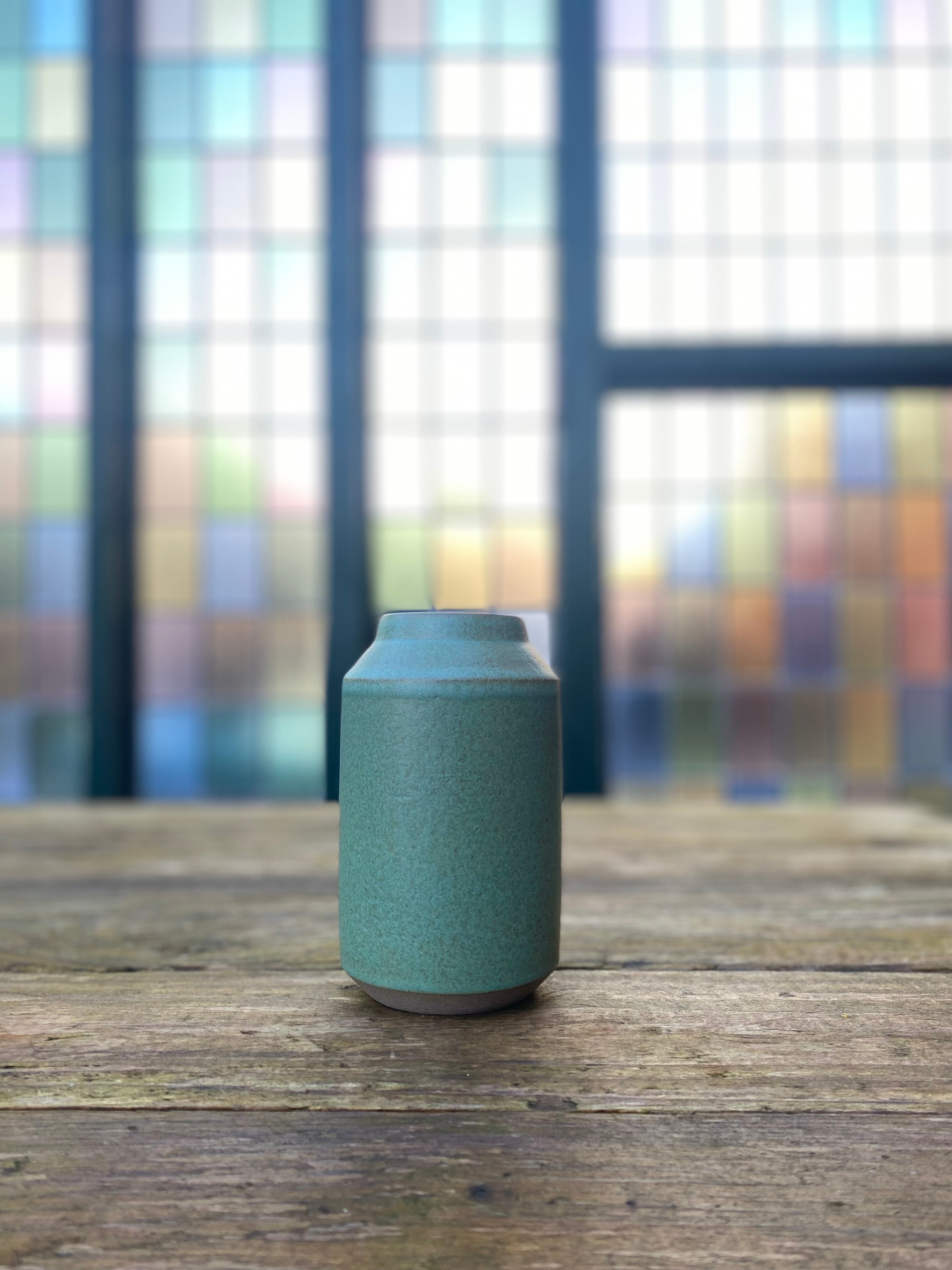 Vase i mørk stentøj med grøn glasur