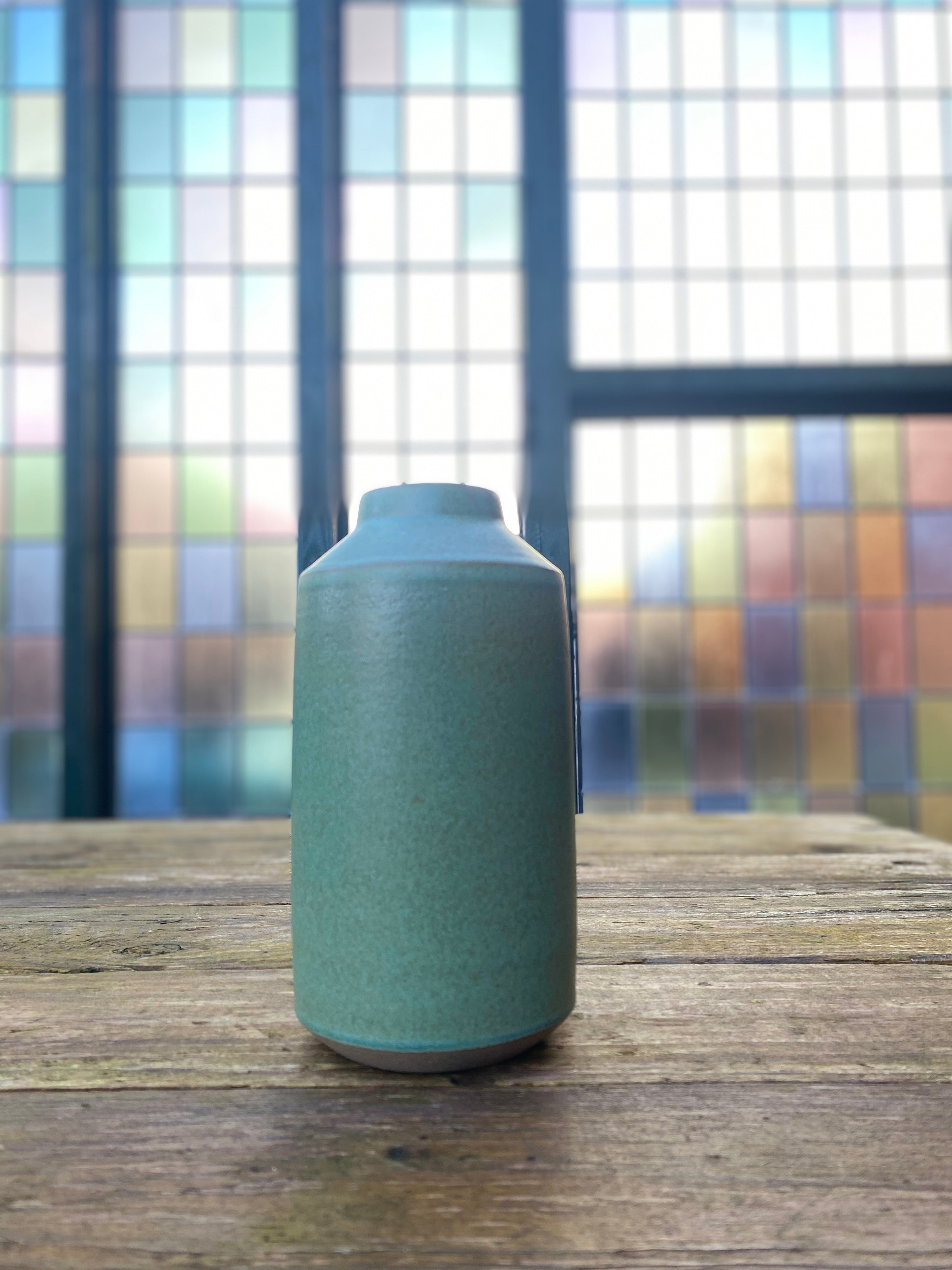 Vase i mørk stentøj med grøn glasur