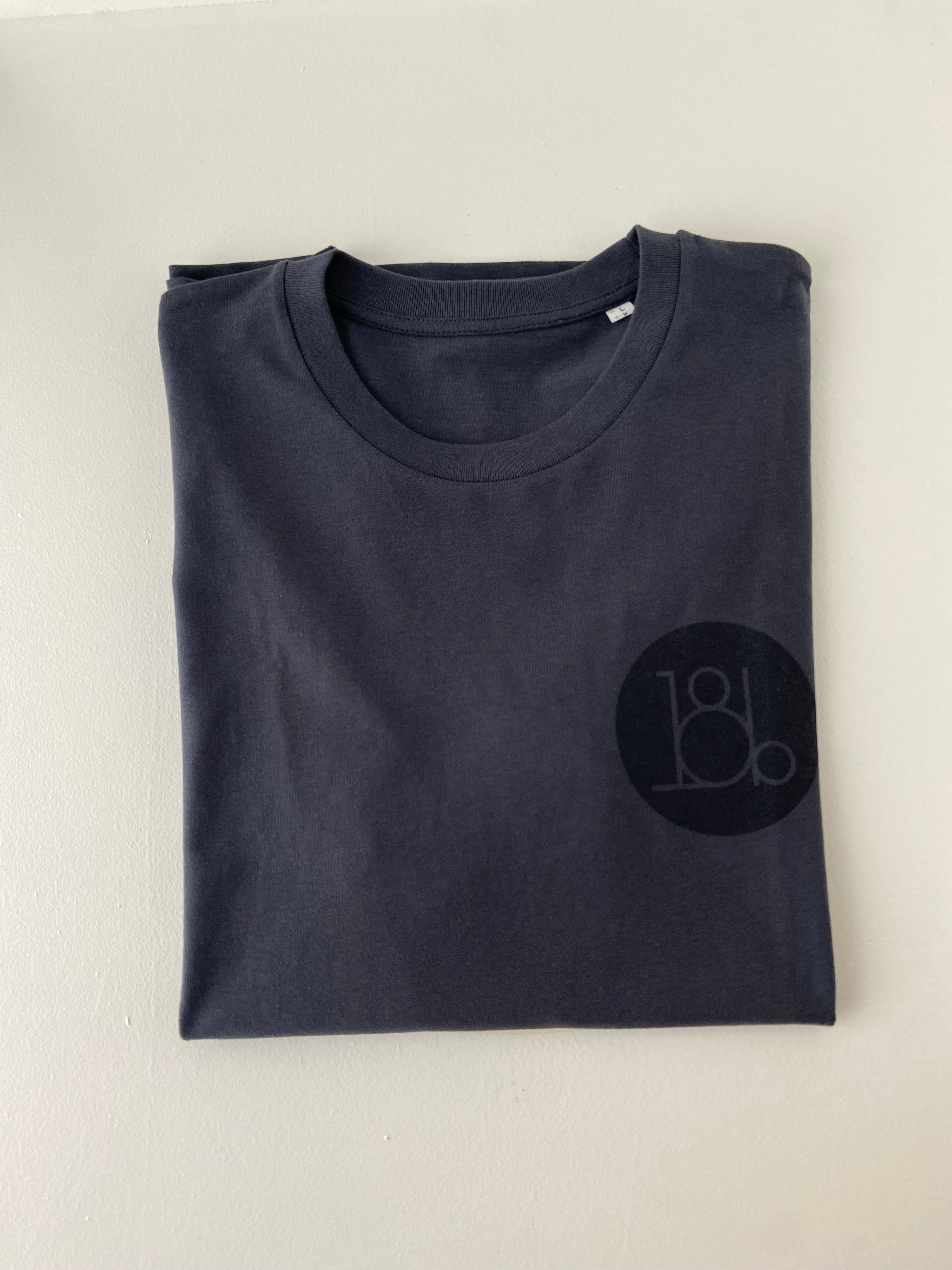 T-shirt grå/sort med lille logo