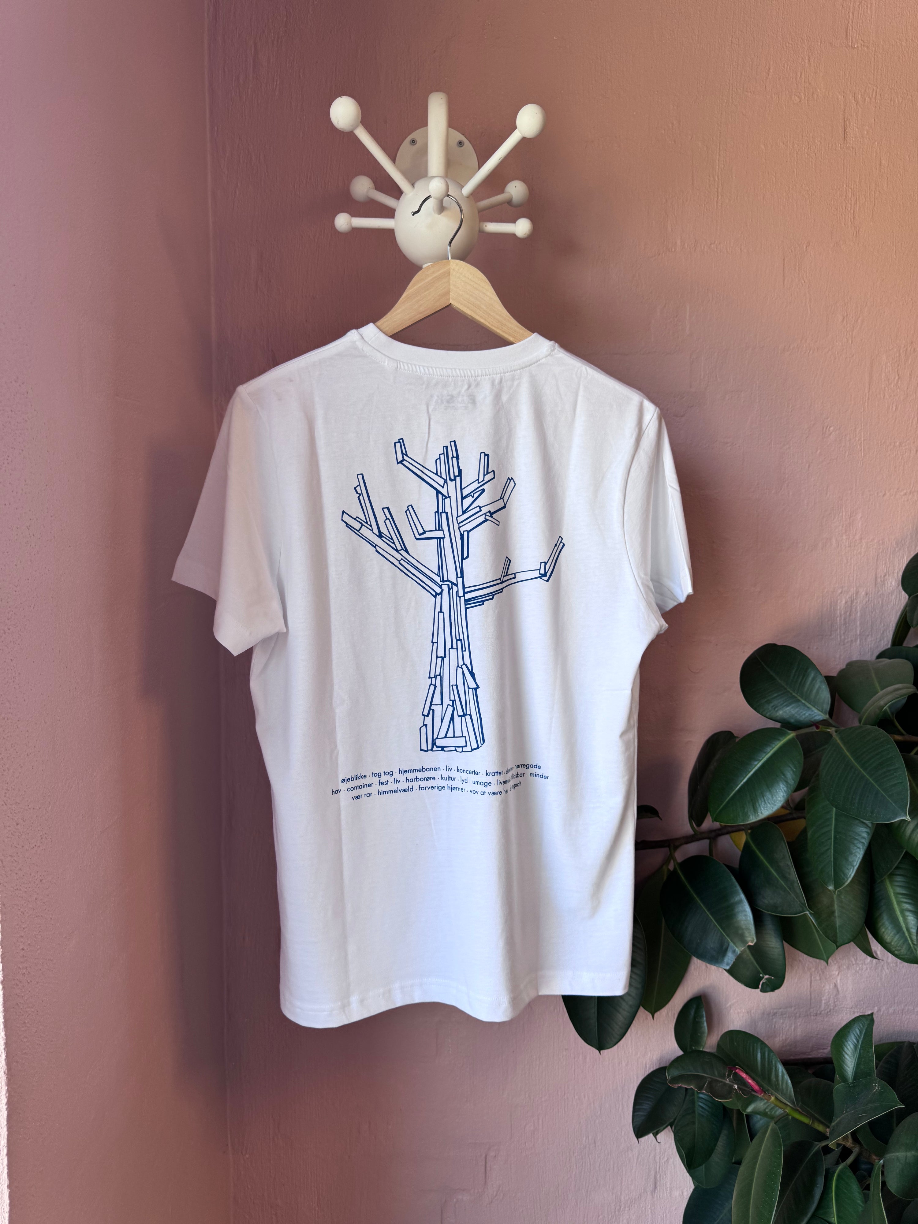 "Vov at være her" 18b - T-shirt - ELSK & 18b