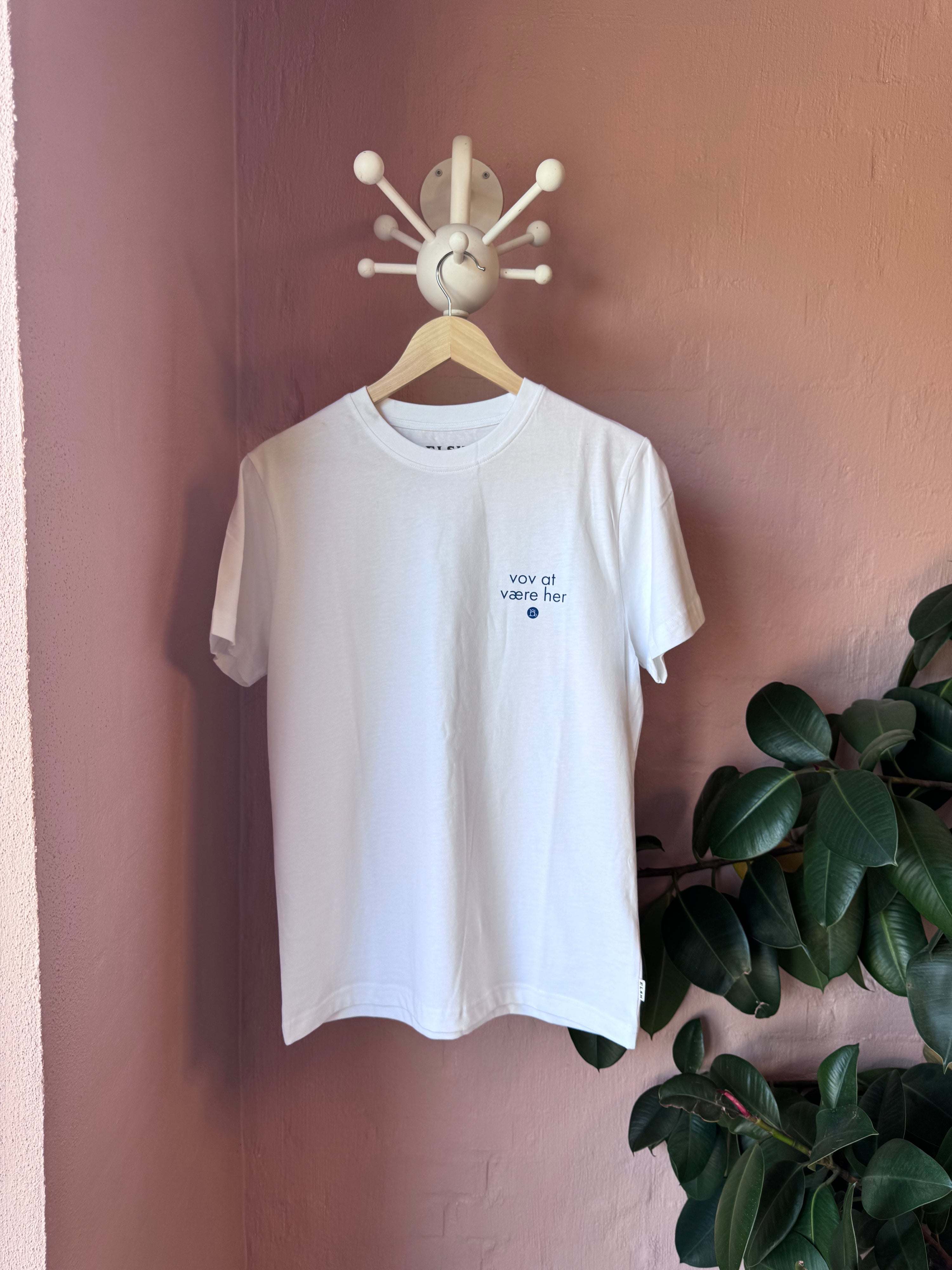"Vov at være her" 18b - T-shirt - ELSK & 18b