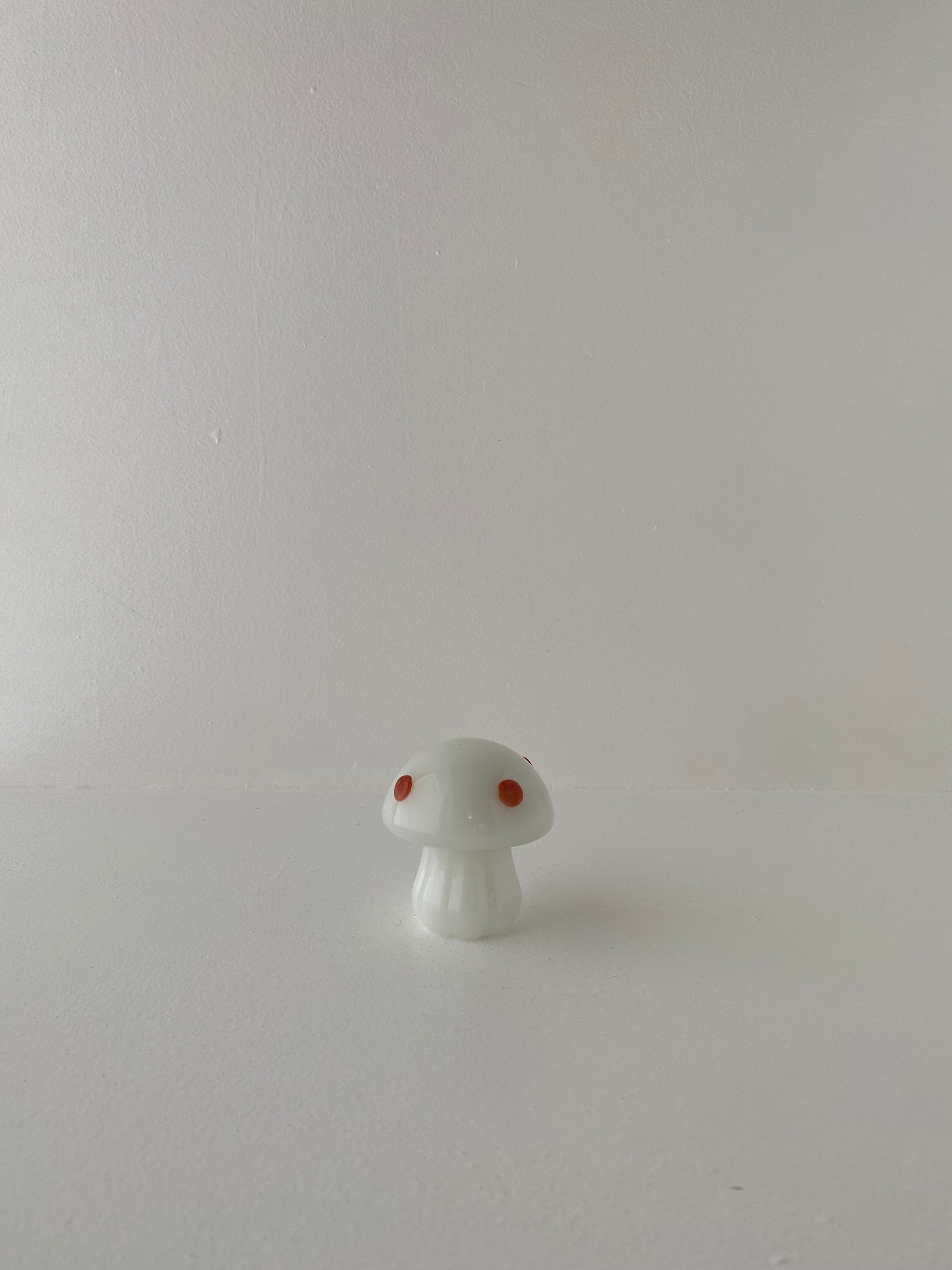 ALICE placeholder white mushroom&red dot