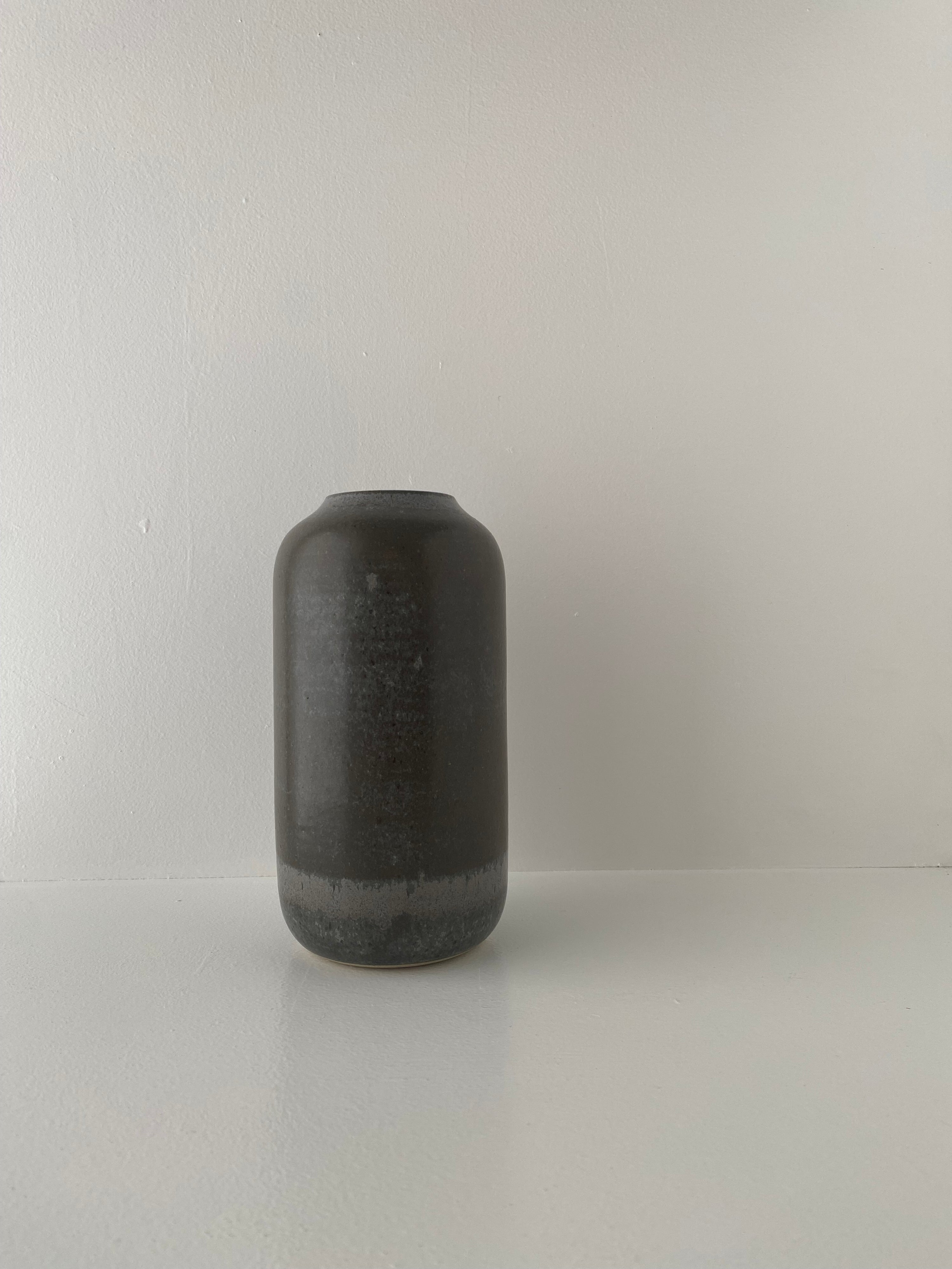 Vase i mørk stentøj med mørk grå glasur