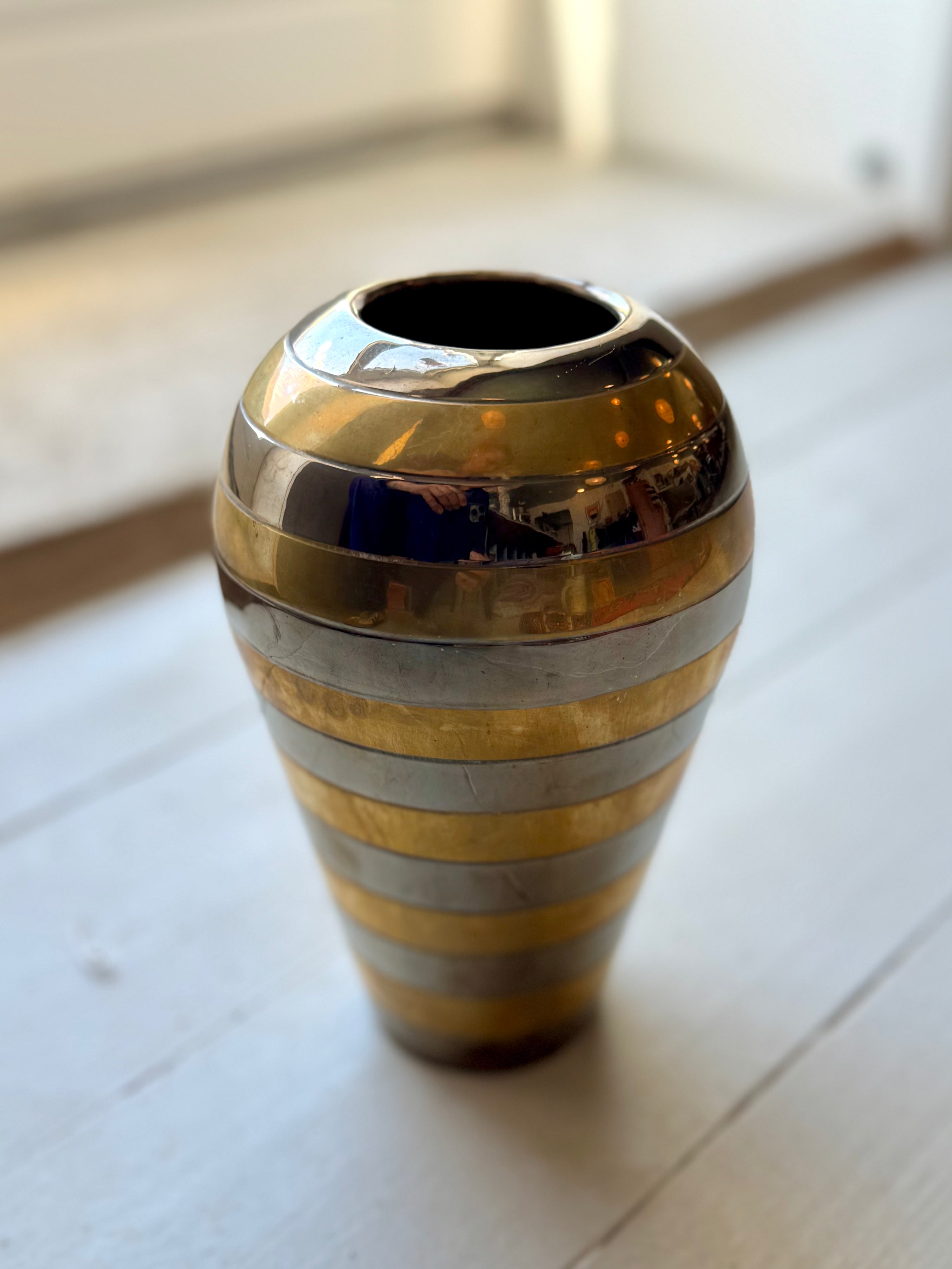 Vase af metal i striber