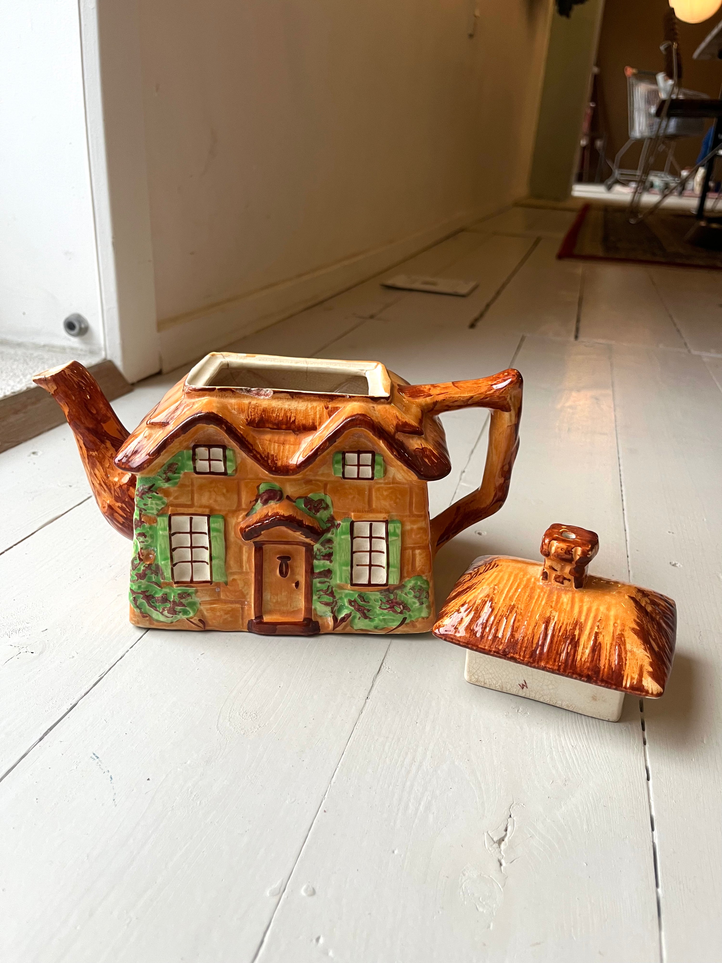 Tekande formet som hus  - Vintage 133