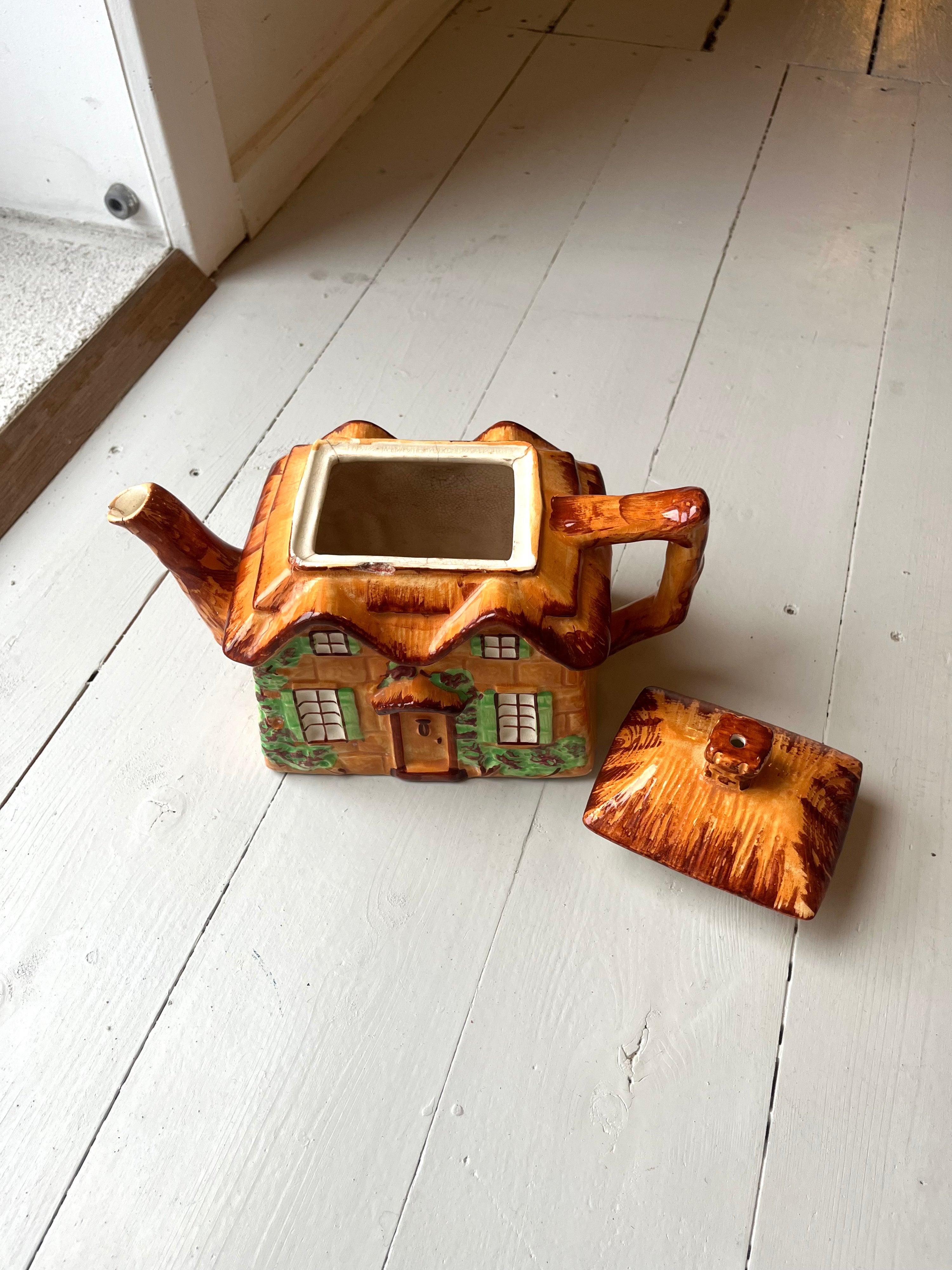 Tekande formet som hus  - Vintage 133