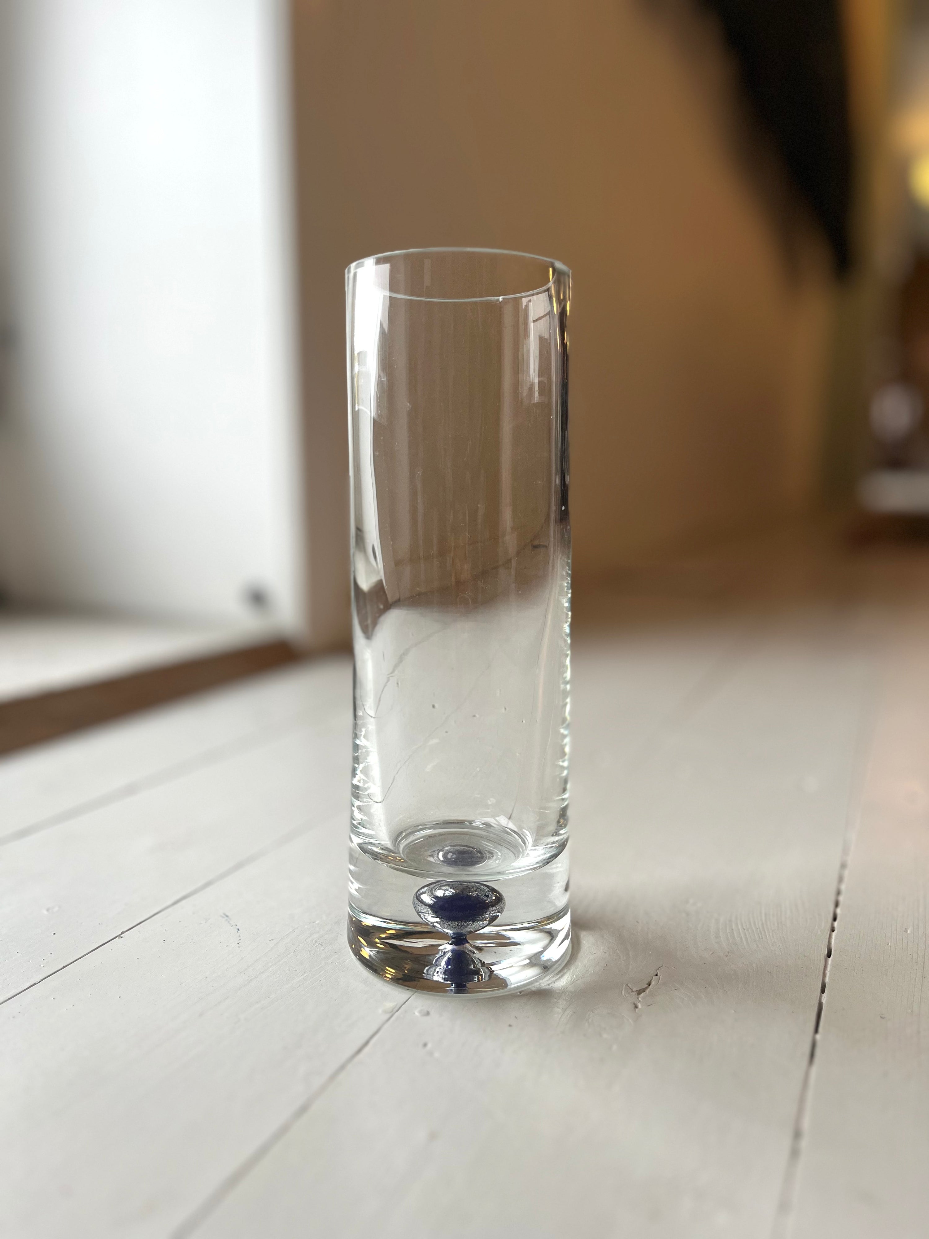 Glasvase med blå kugle i bunden - Vintage 149