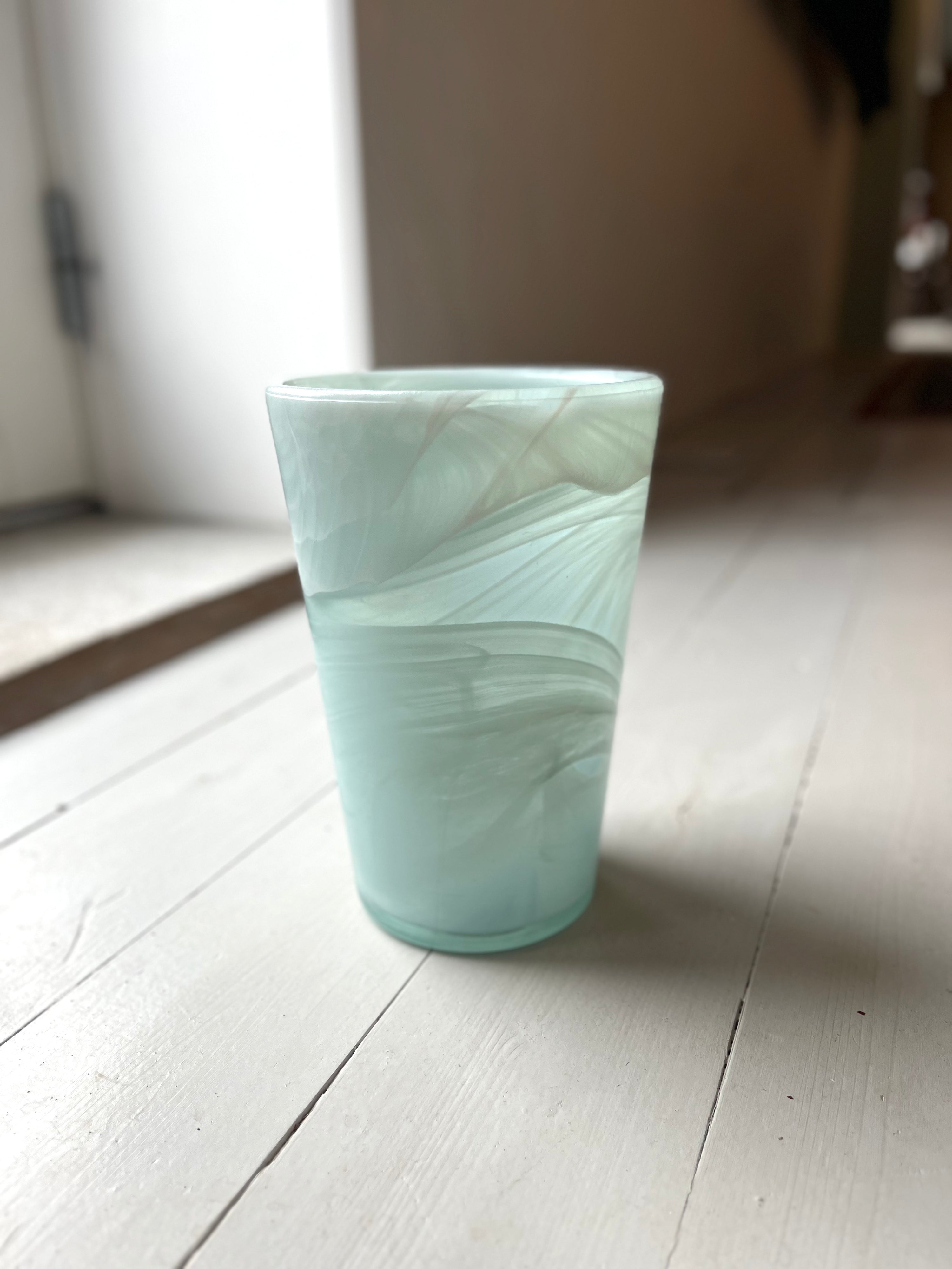 Lyseblå/hvid glasvase - Vintage 159