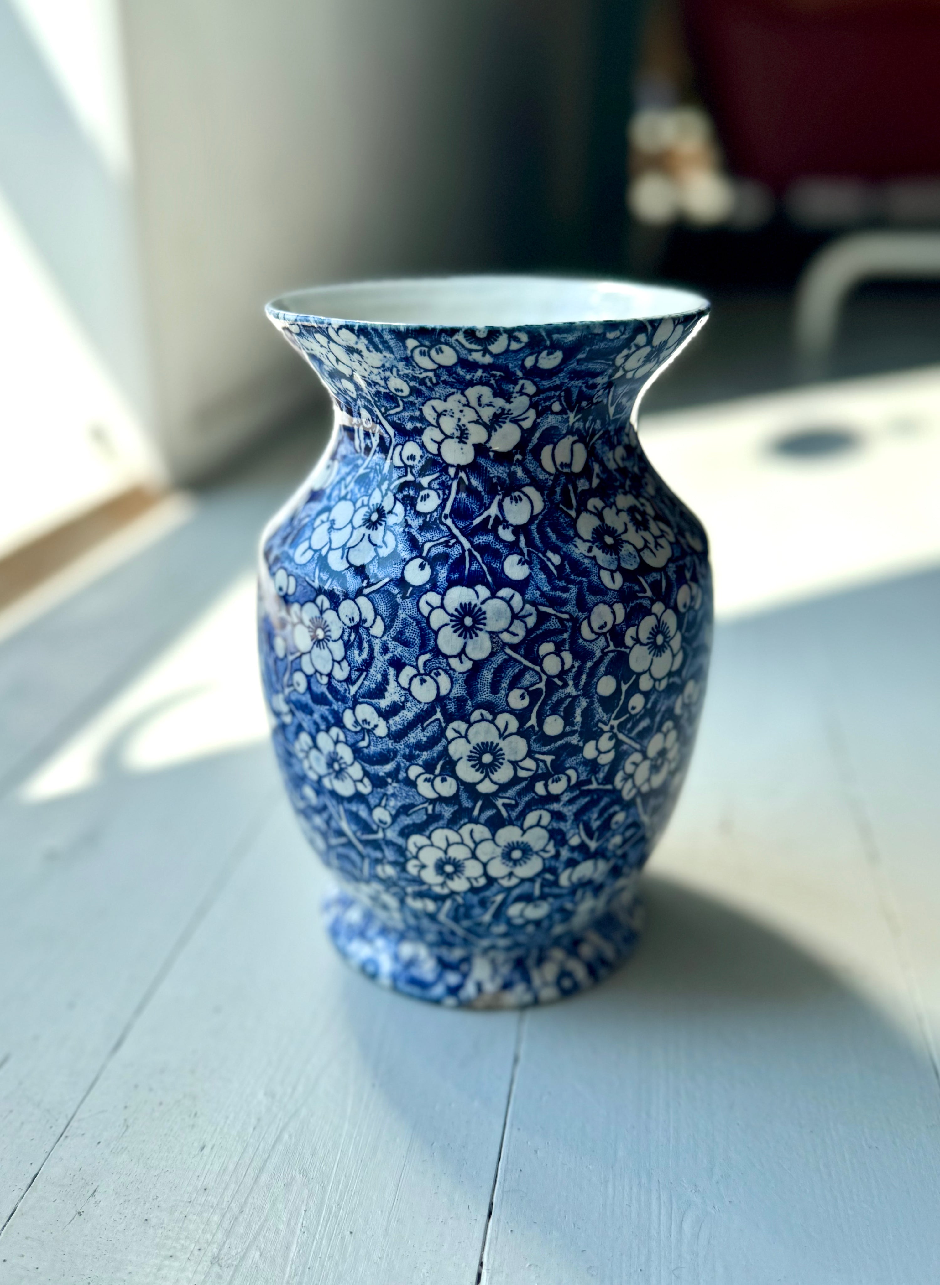 Blomstret blå vase