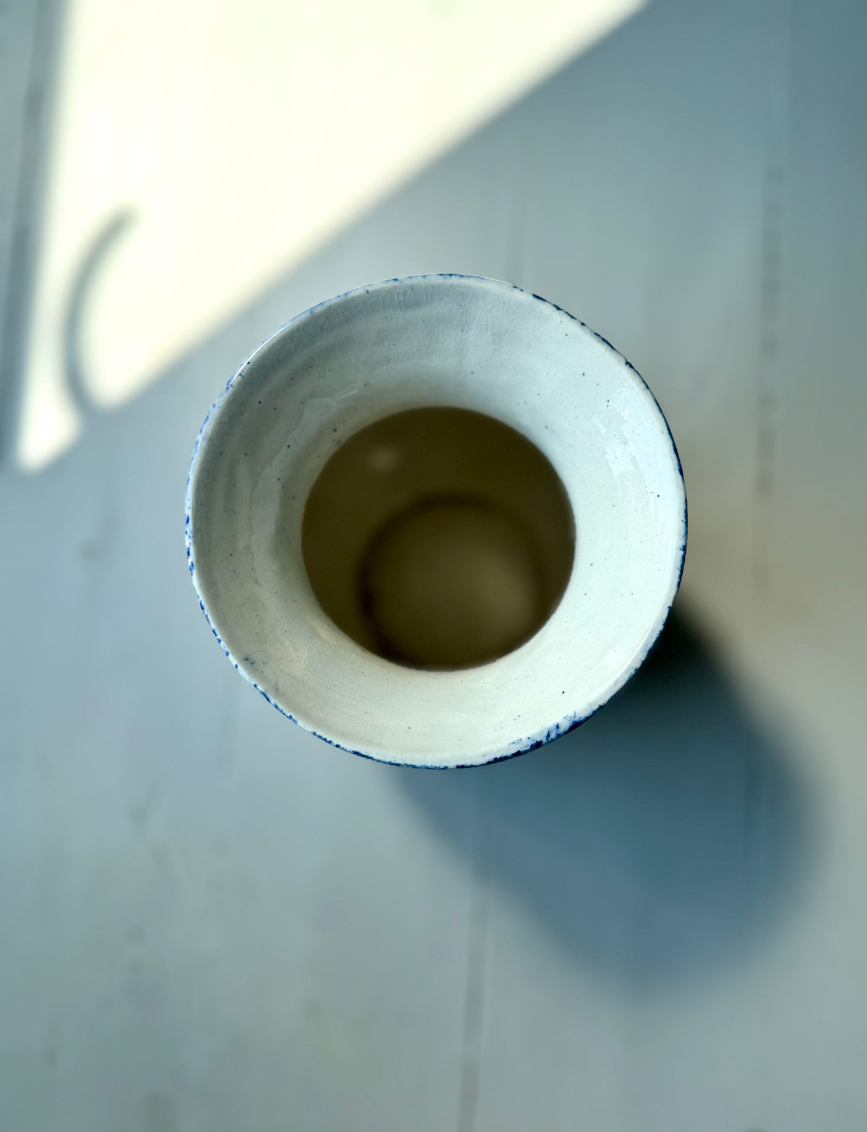 Blomstret blå vase