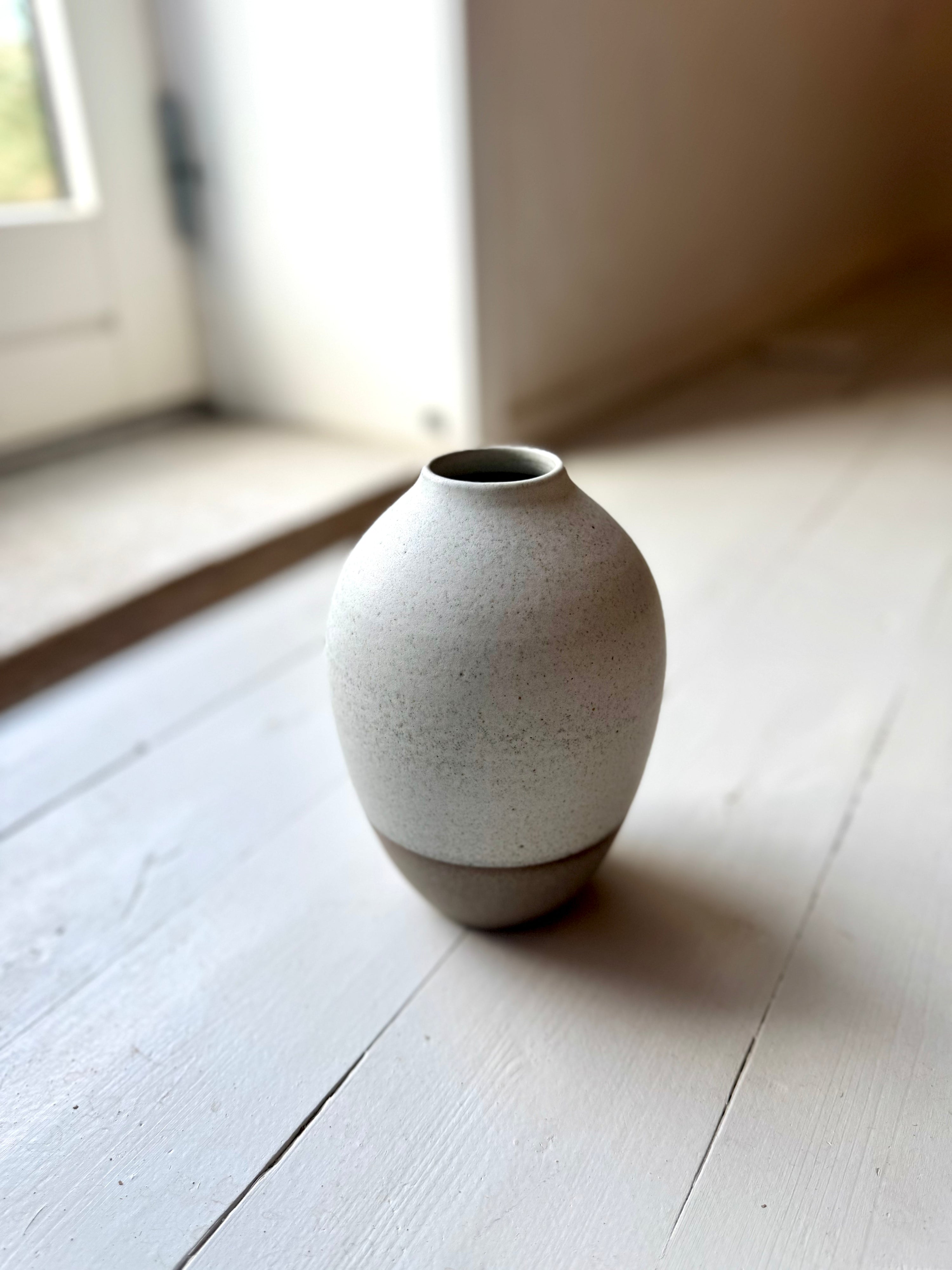 Vase i mørk stentøj med lysgrå glasur