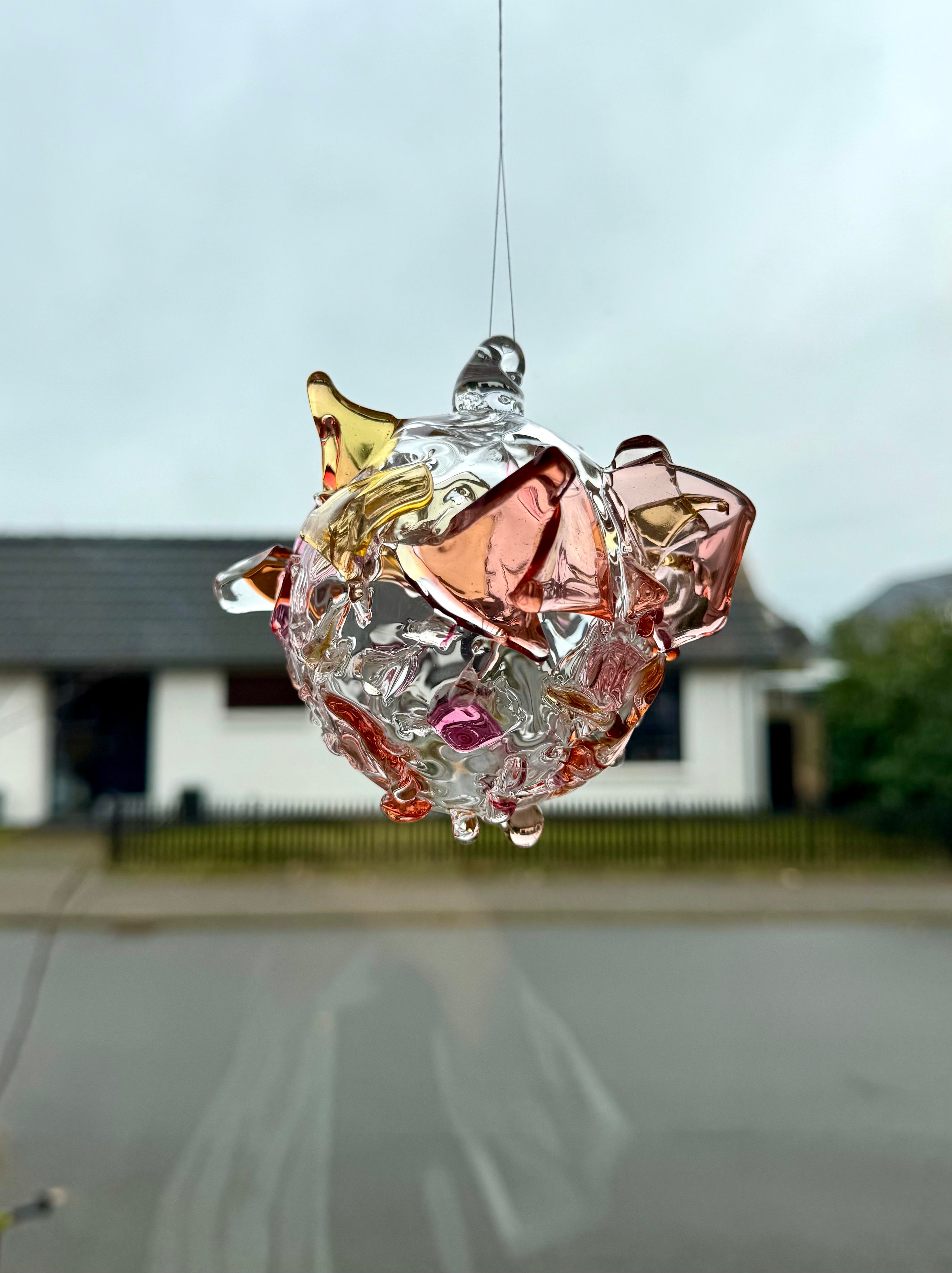 Glas ophæng - rødlige farver