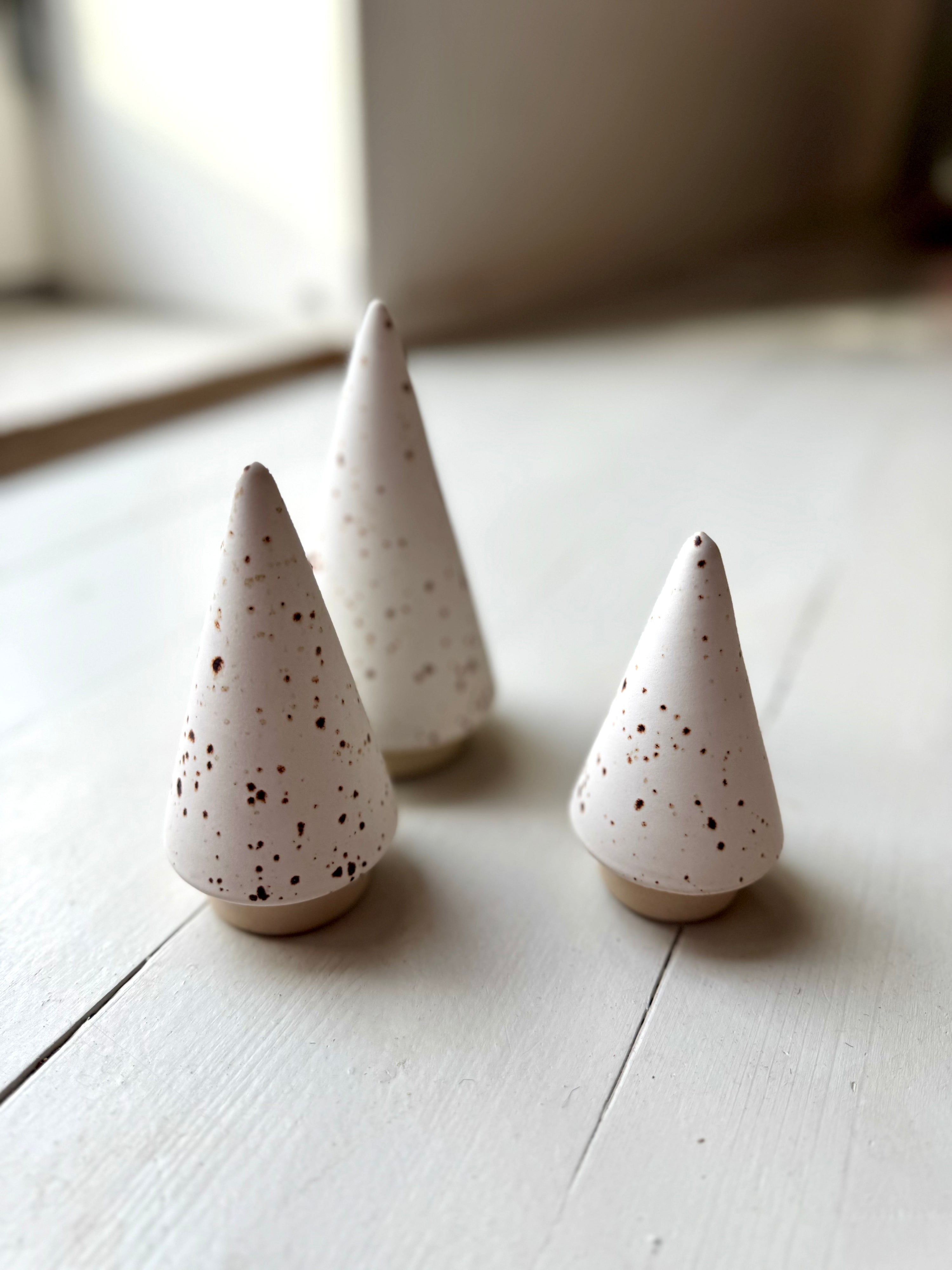 Keramik juletræ, Flat white