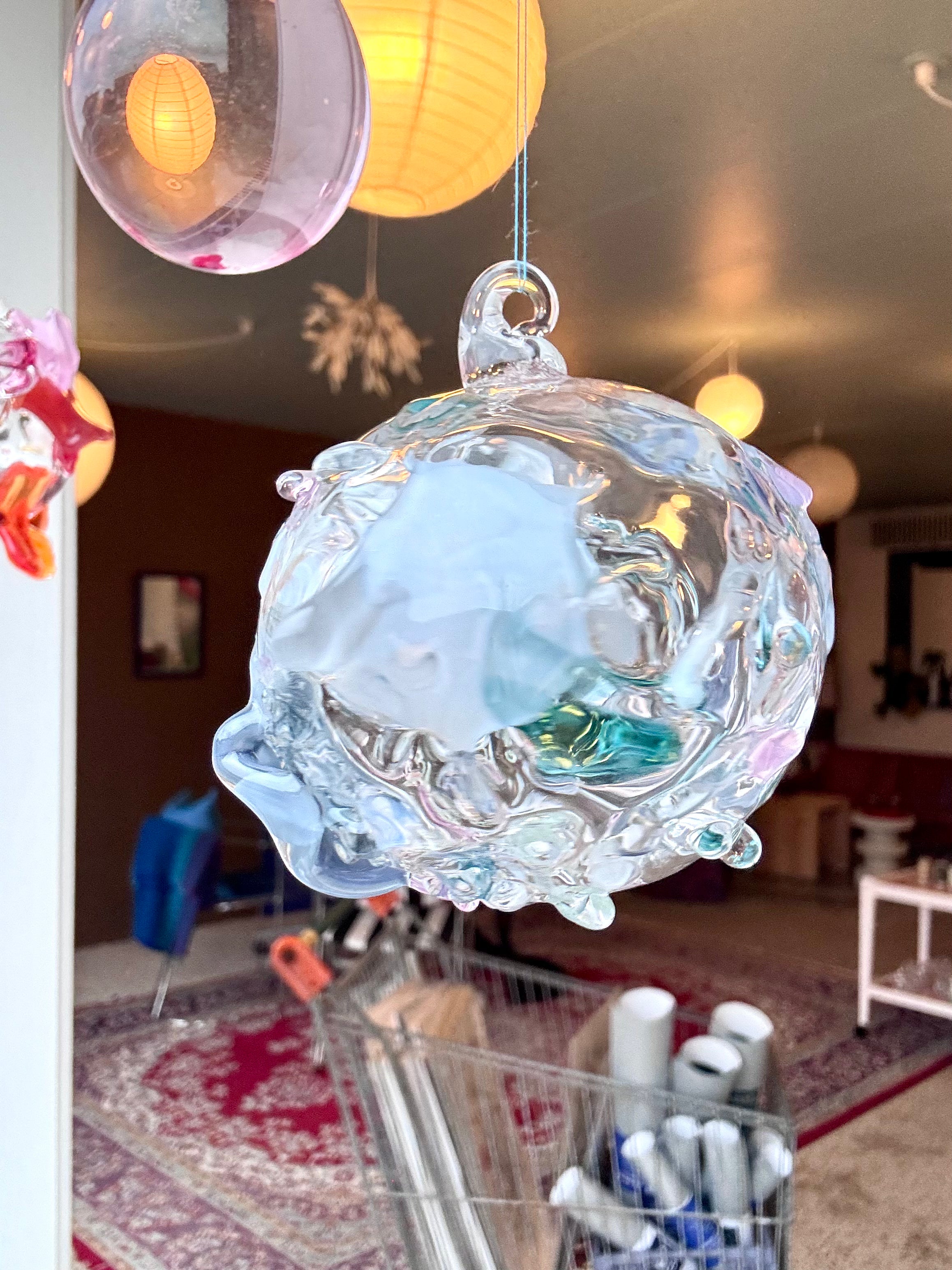 Lille glas ophæng - lyseblå nuancer