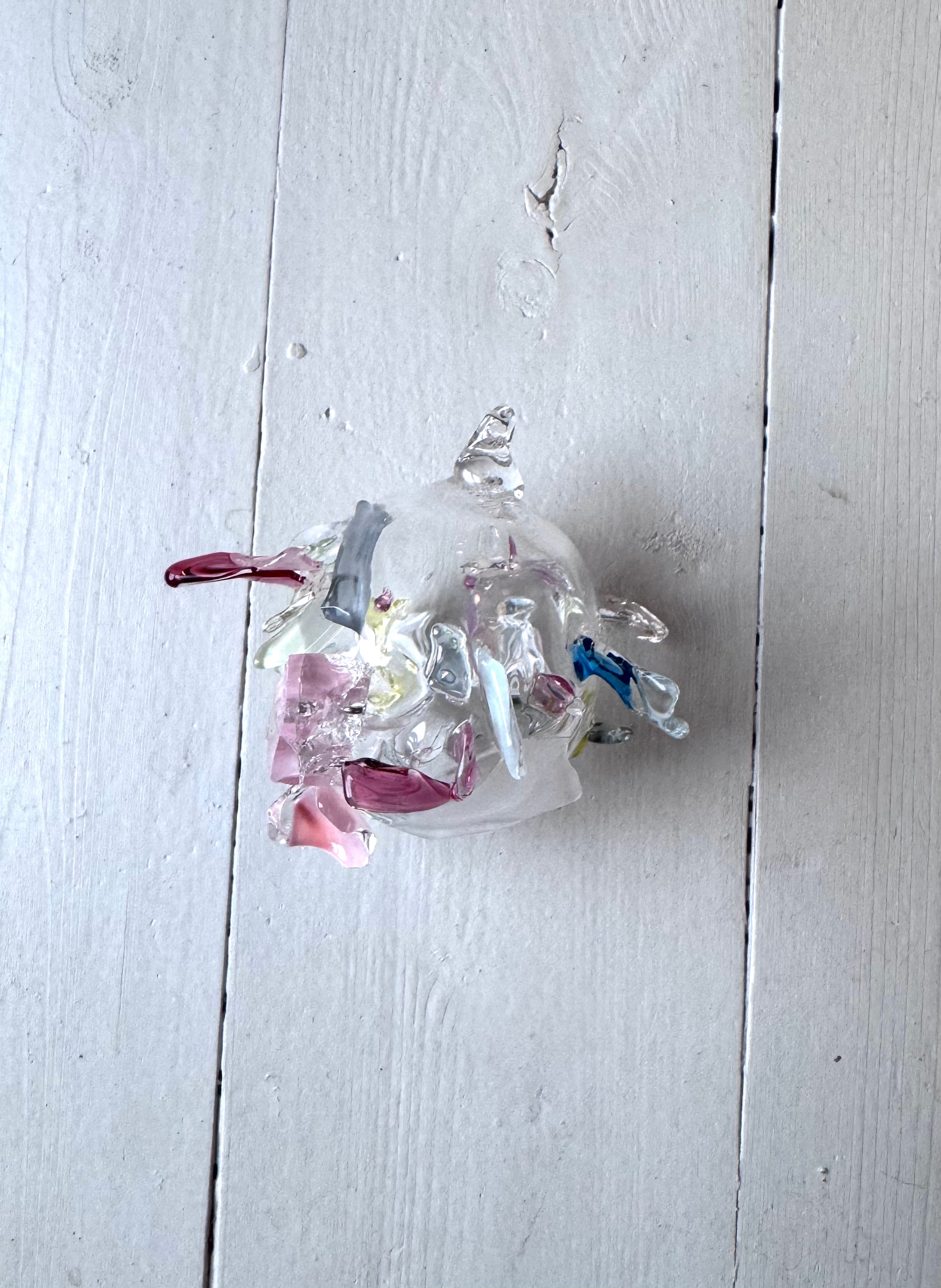 Lille glas ophæng - lyserød/gul/blå