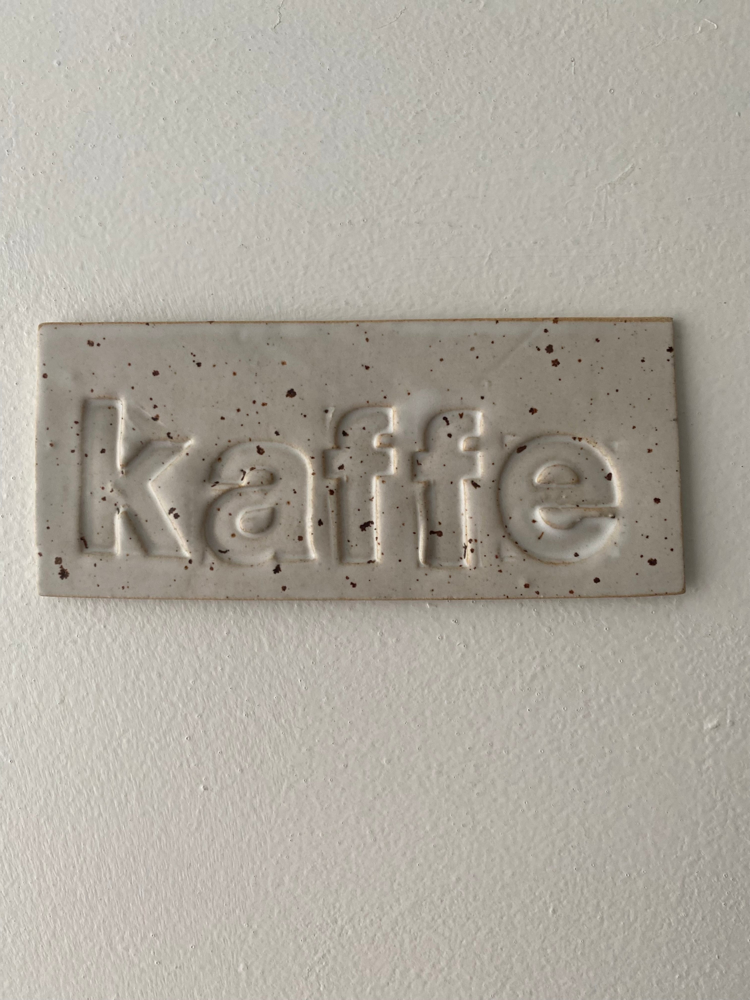 Kaffe, keramik skilt