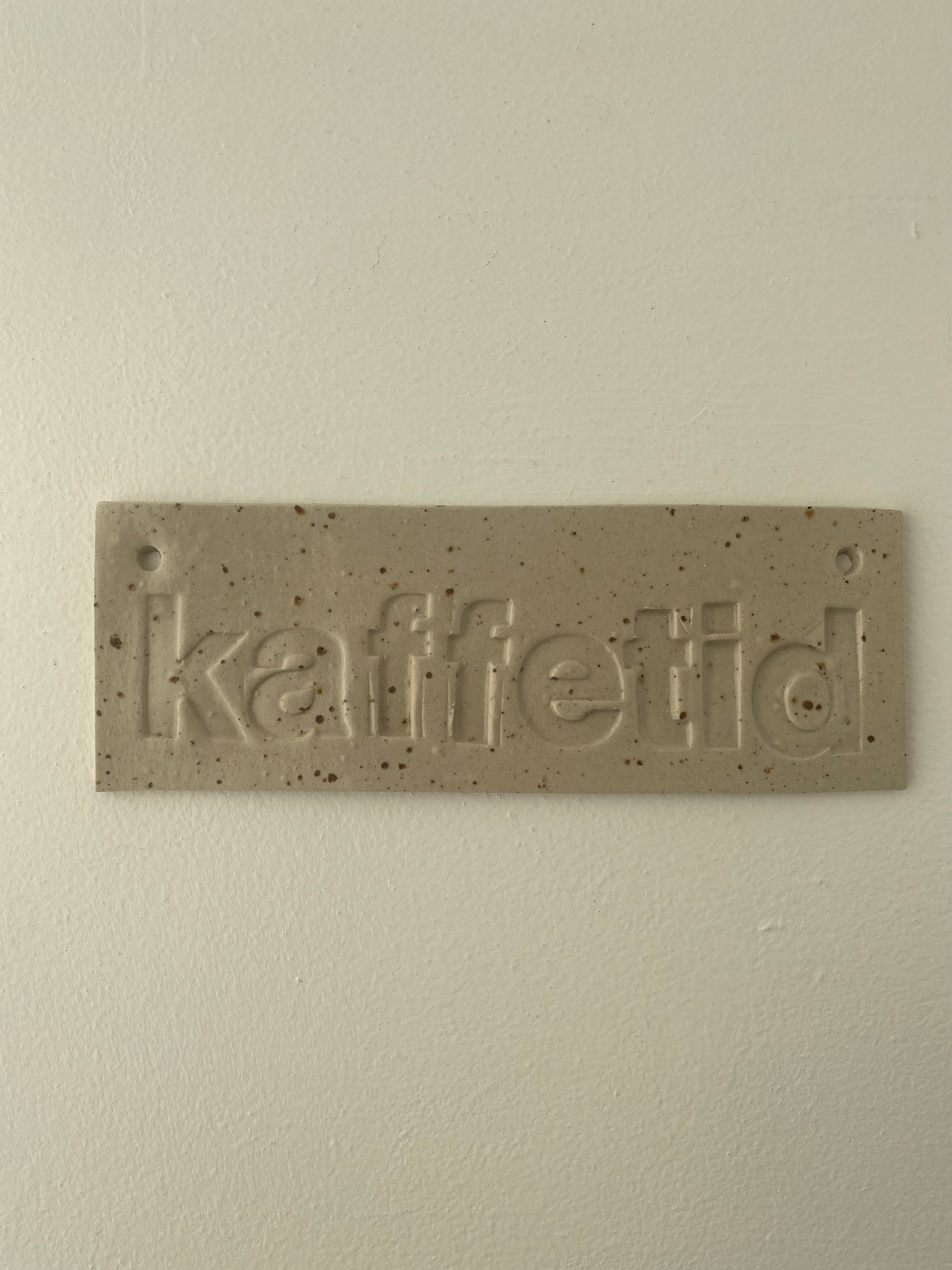 Kaffetid, keramik skilt no. 1