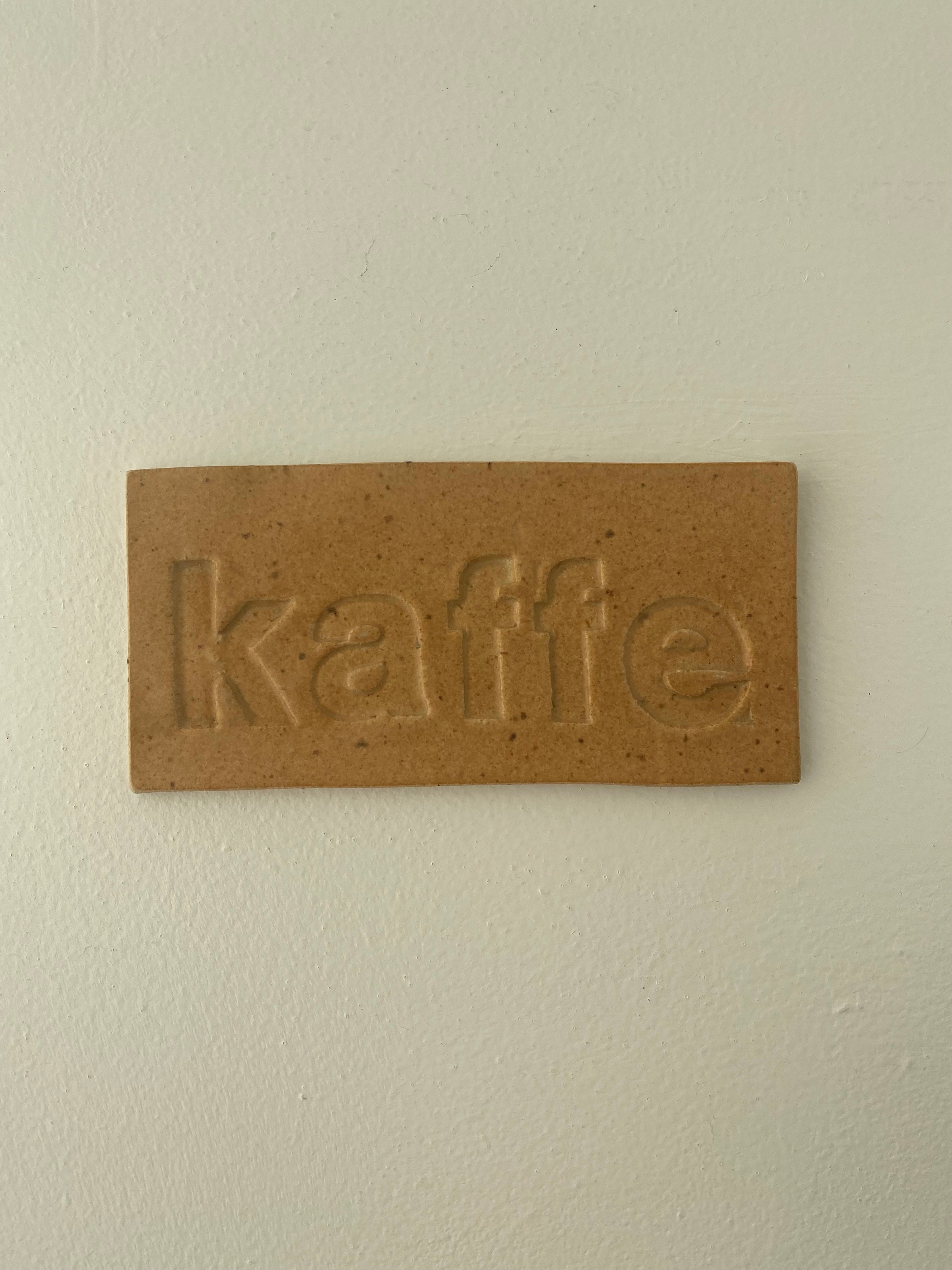 Kaffe, keramik skilt no. 4