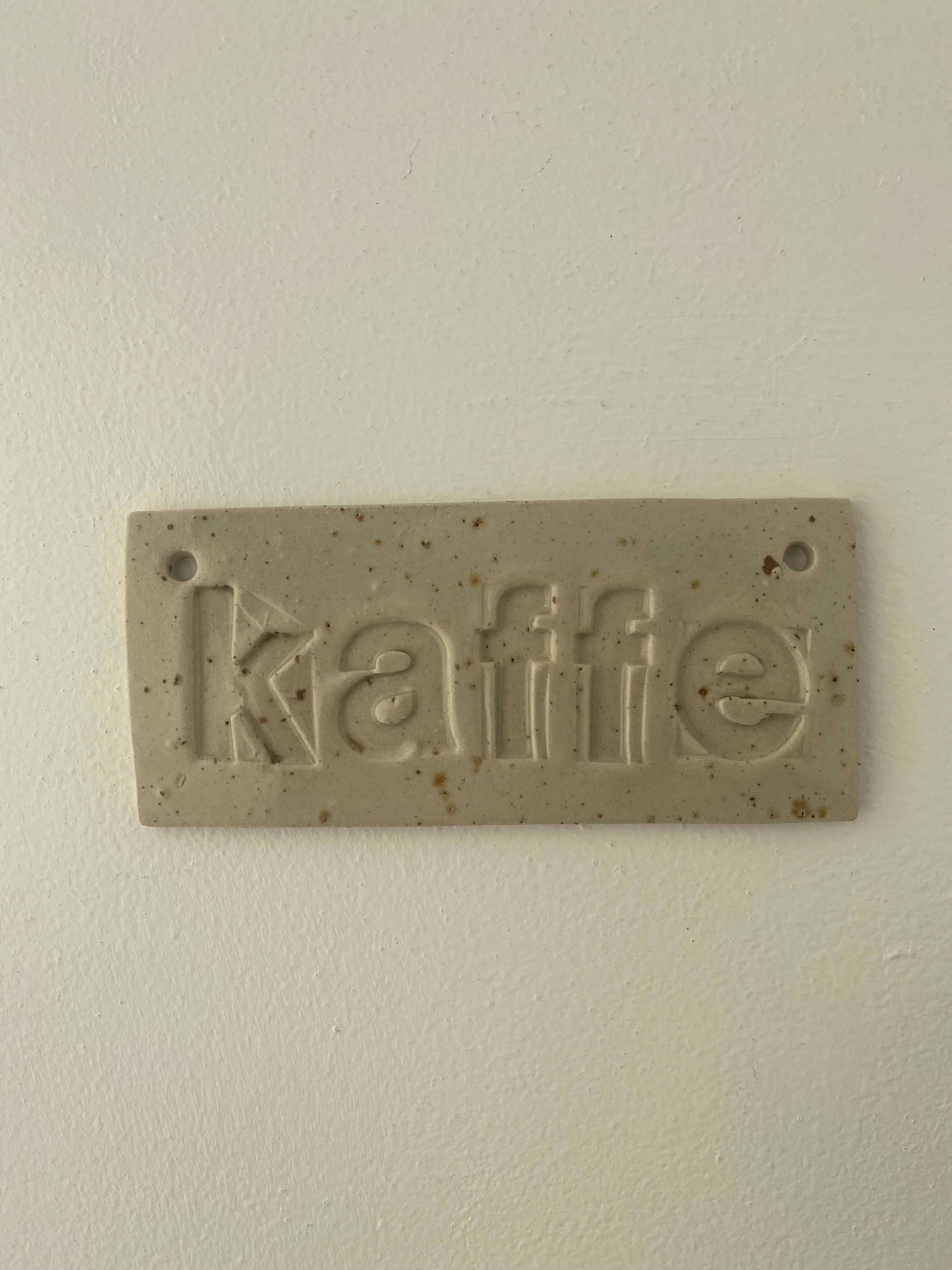 Kaffe, keramik skilt no. 1